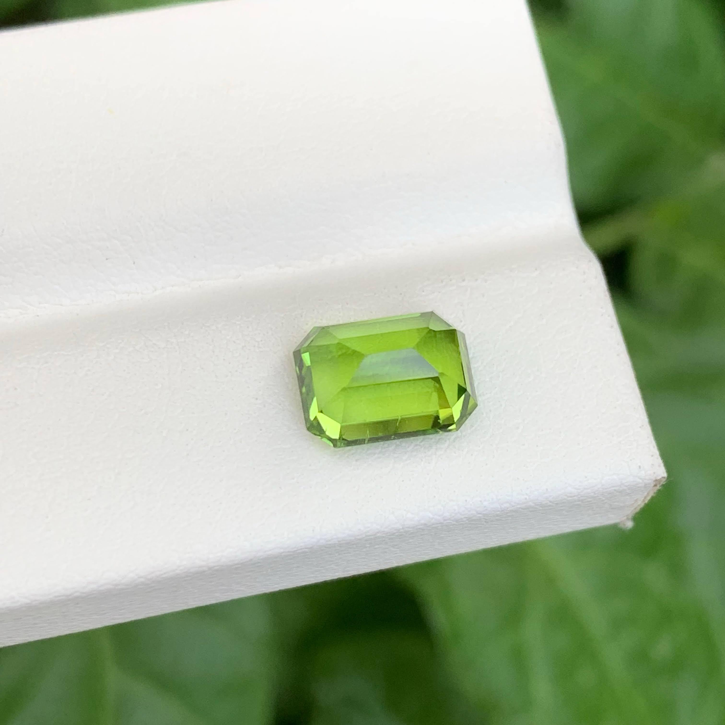 3,65 Karat Natürlicher loser Apfelgrüner Peridot Smaragdschliff Pakistanischer Edelstein im Angebot 4