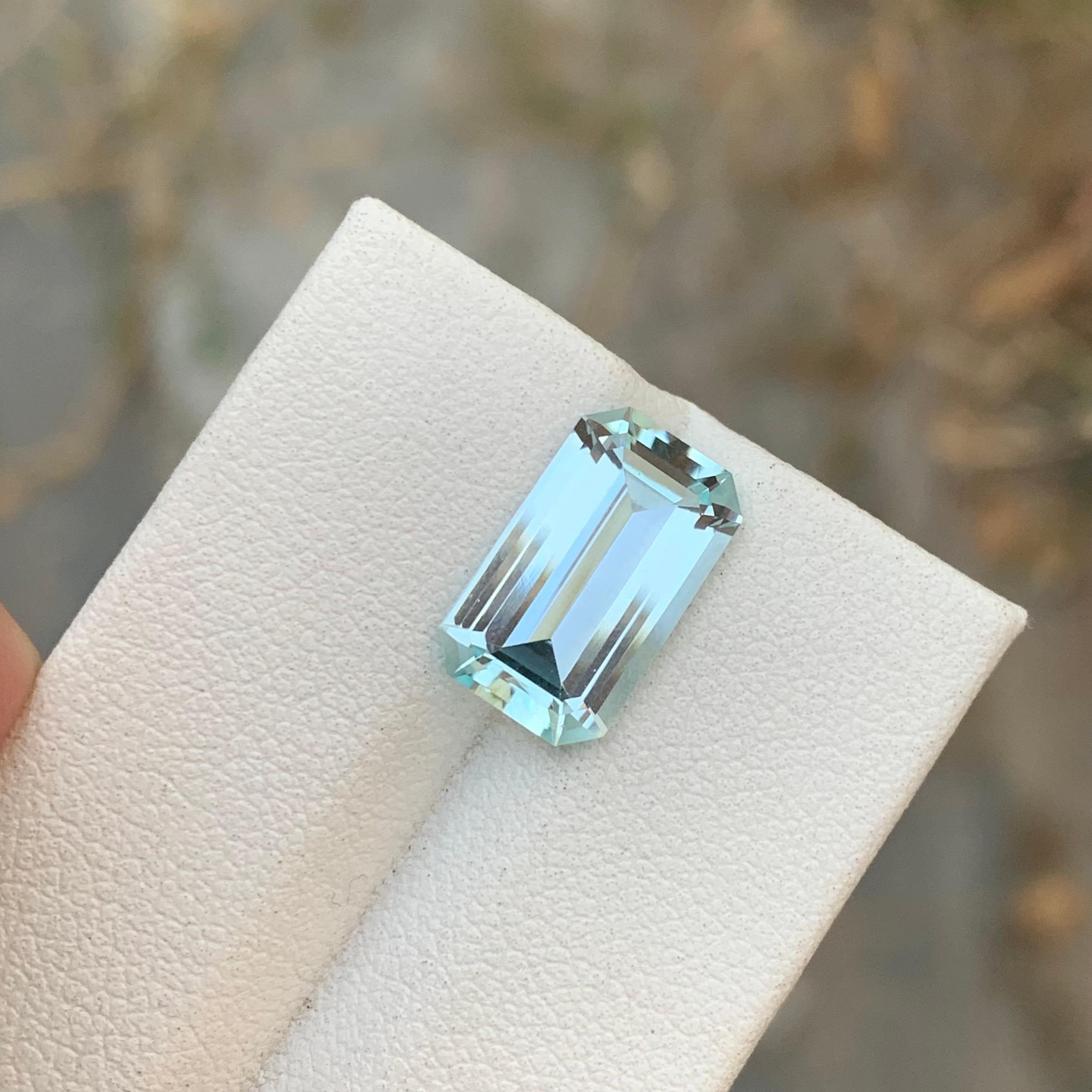 Women's or Men's 3.65 Carat Natural Loose Aquamarine Emerald Shape Gem For Jewellery Making  For Sale