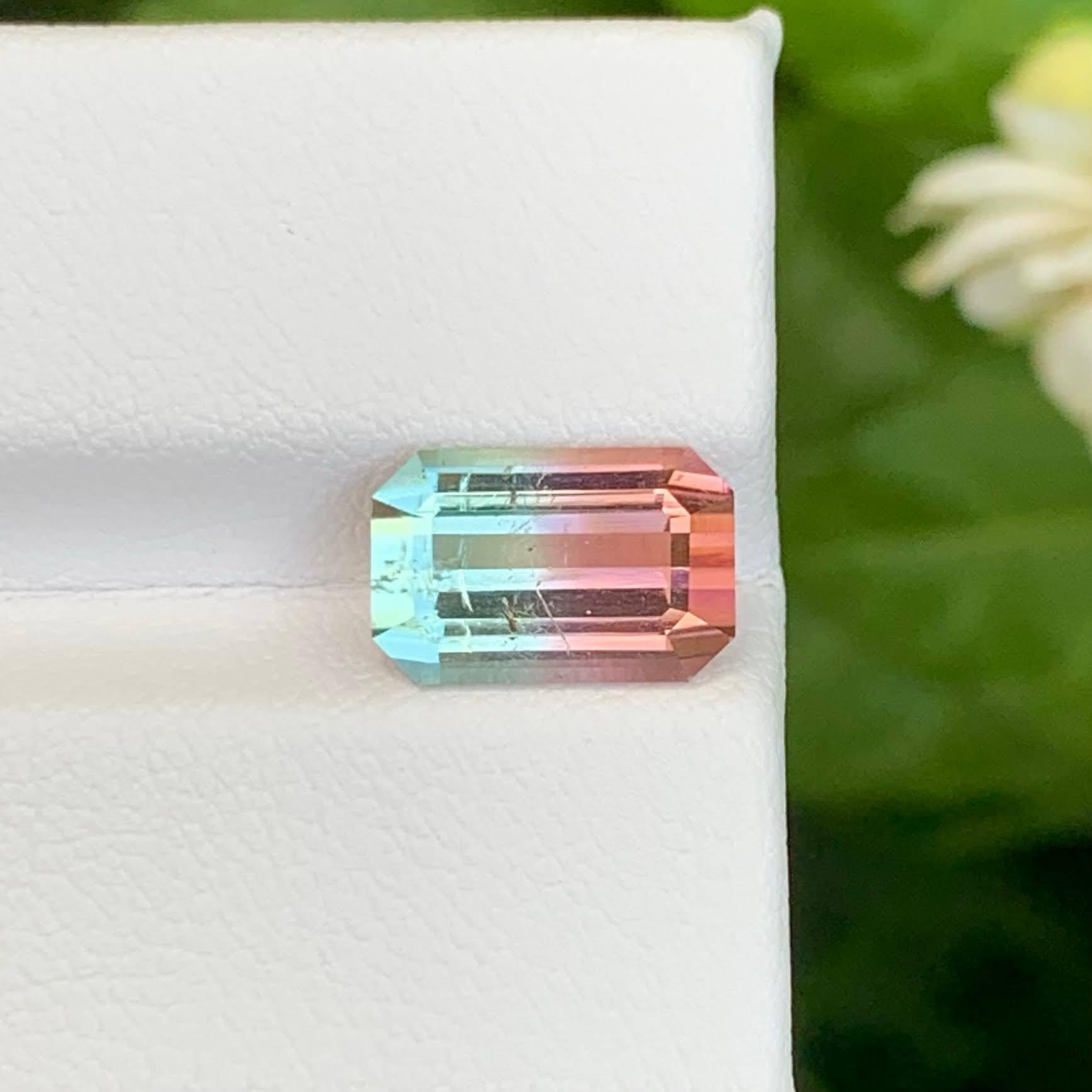 Gewicht 3,65 Karat 
Abmessungen 11,0x7,1x5,4 mm
Behandlung Keine
Herkunft Afghanistan 
Klarheit VVS 
Form Schliff Smaragd 





Dieser 3,65 Karat schwere, lose Bicolor-Turmalin ist ein faszinierender Edelstein, der aus den berühmten Minen