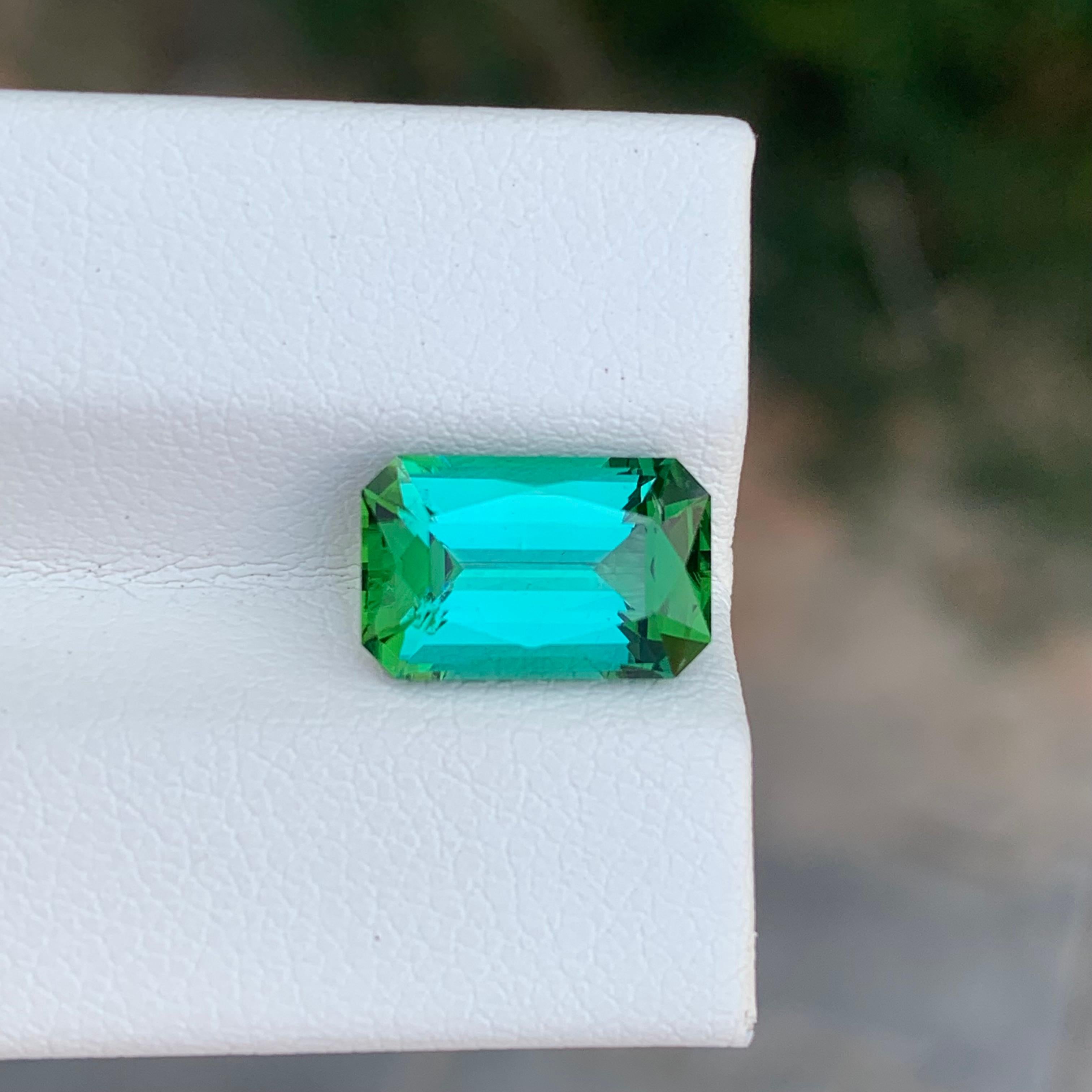 Arts and Crafts 3.65 carati di tormalina blu verde naturale sfusa a forma di smeraldo in vendita