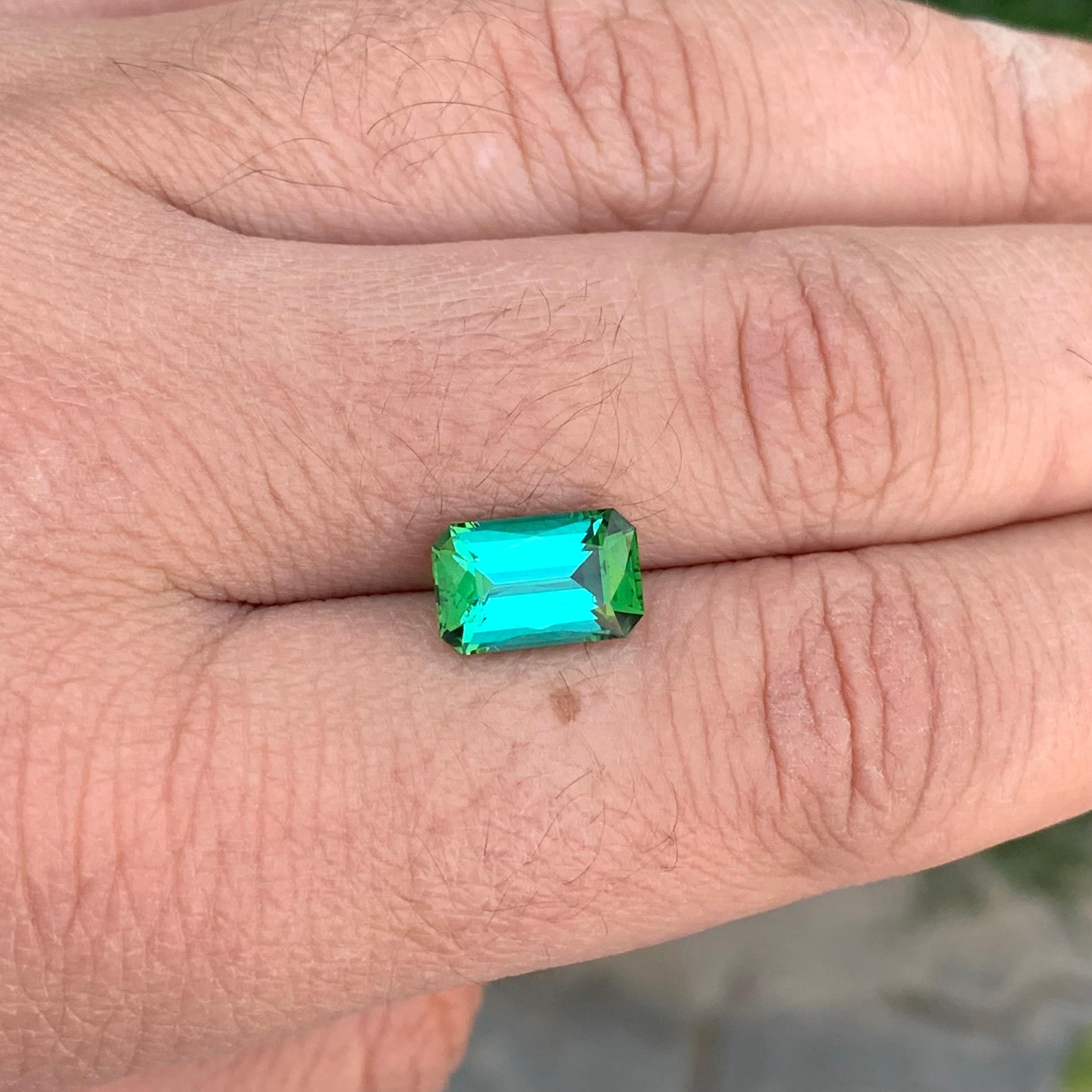 3.65 carati di tormalina blu verde naturale sfusa a forma di smeraldo in vendita 2