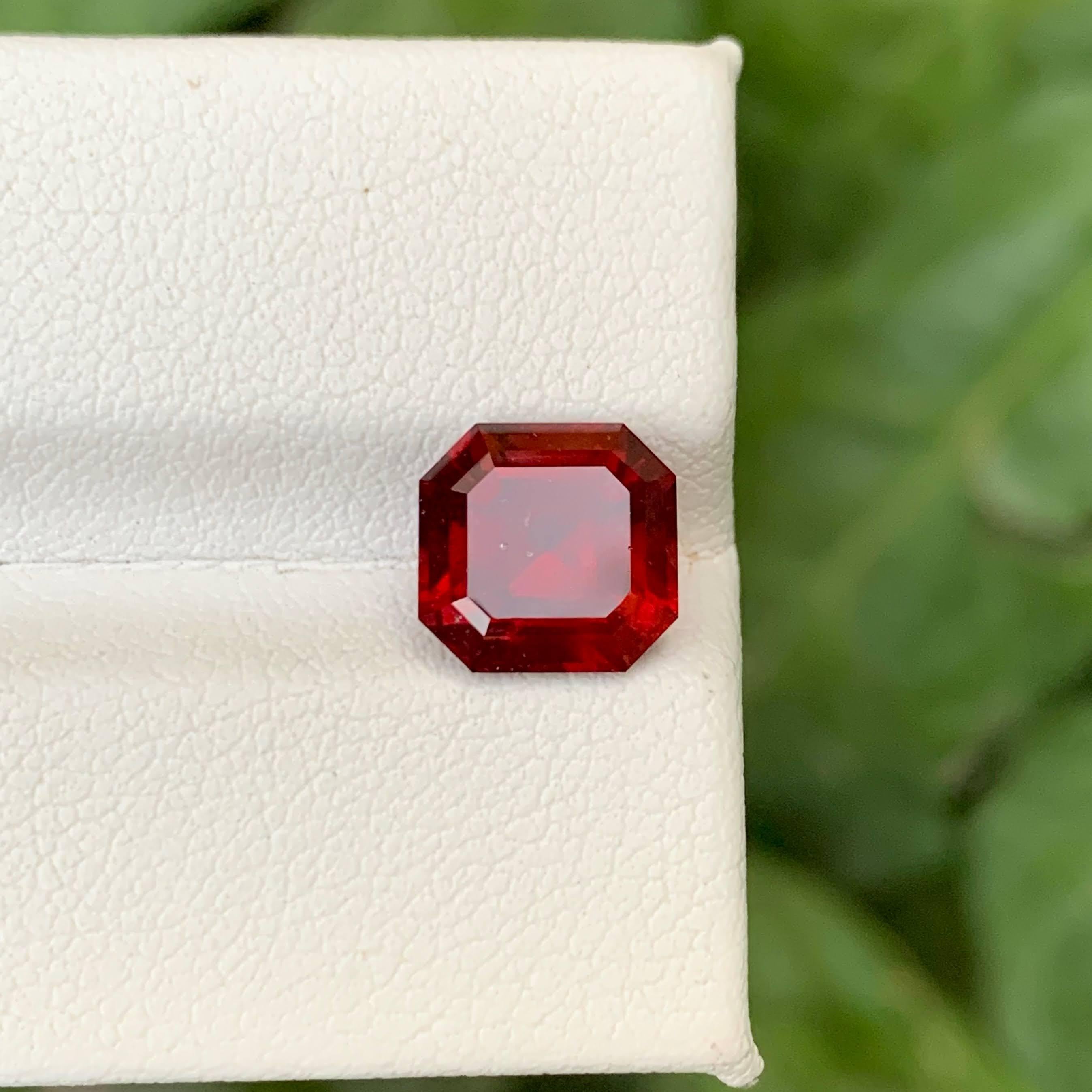 Gewicht 3,65 Karat 
Abmessungen 8.4x8.1x6.1mm
Behandlung Keine 
Herkunft Afrika 
Klarheit SI 
Formschnitt Asscher 




Dieser 3,65-karätige natürliche, lose, leuchtend rote Granat strahlt in einem lebhaften Purpurton mit außergewöhnlicher Brillanz
