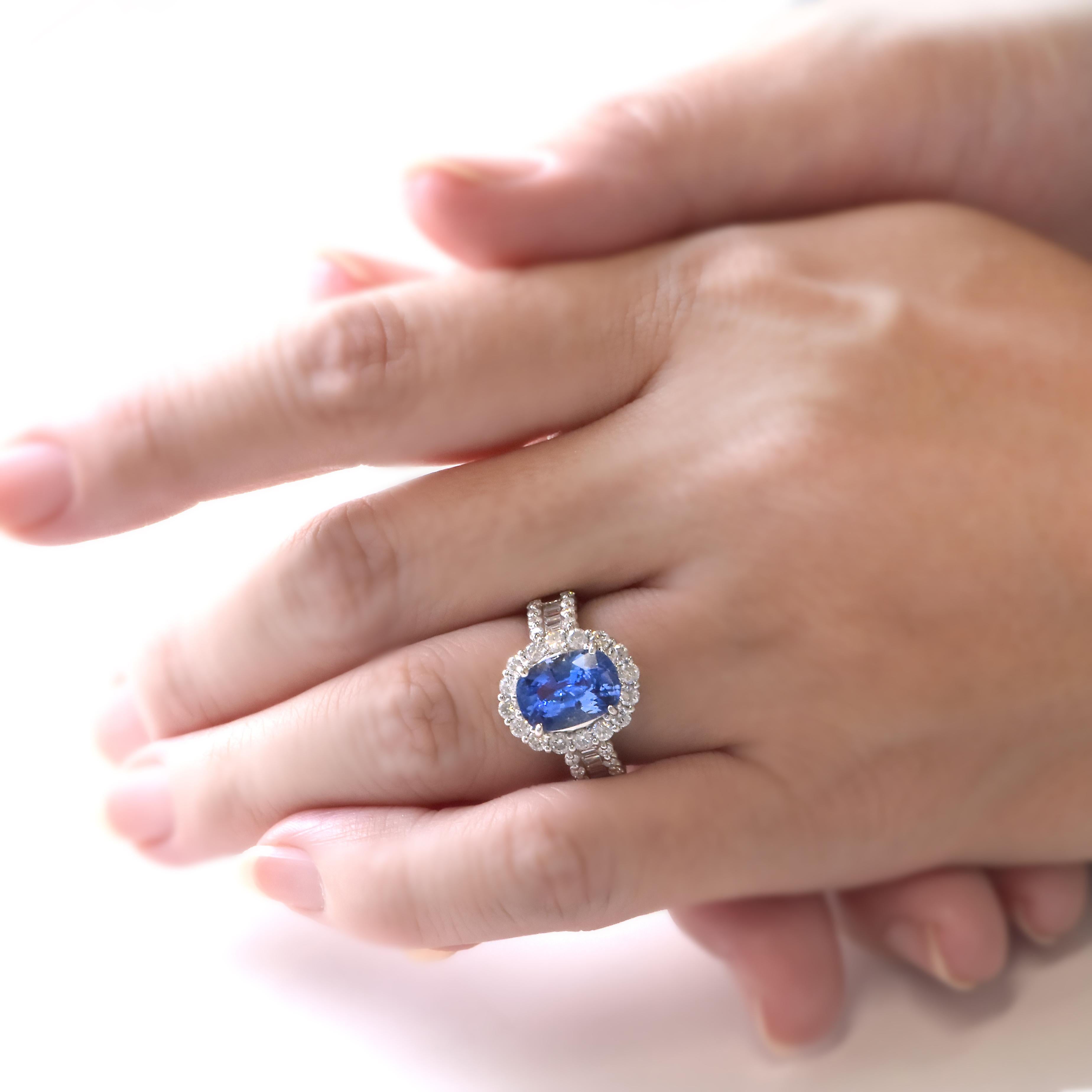 Modern 3.65 Carat Natural Sapphire and Diamond Ring Made in Platinum For Sale