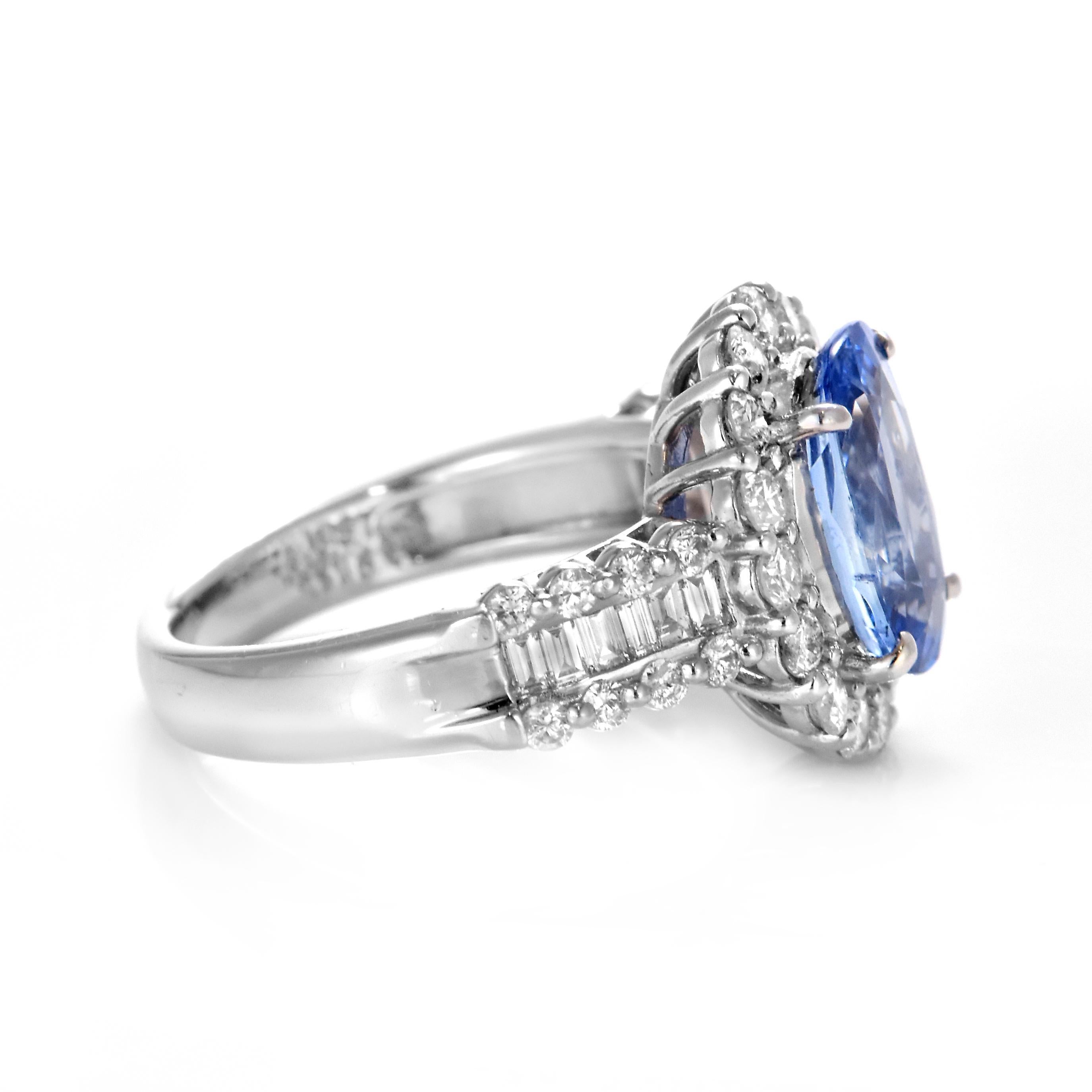 3.65 Carat Natural Sapphire and Diamond Ring Made in Platinum For Sale 1