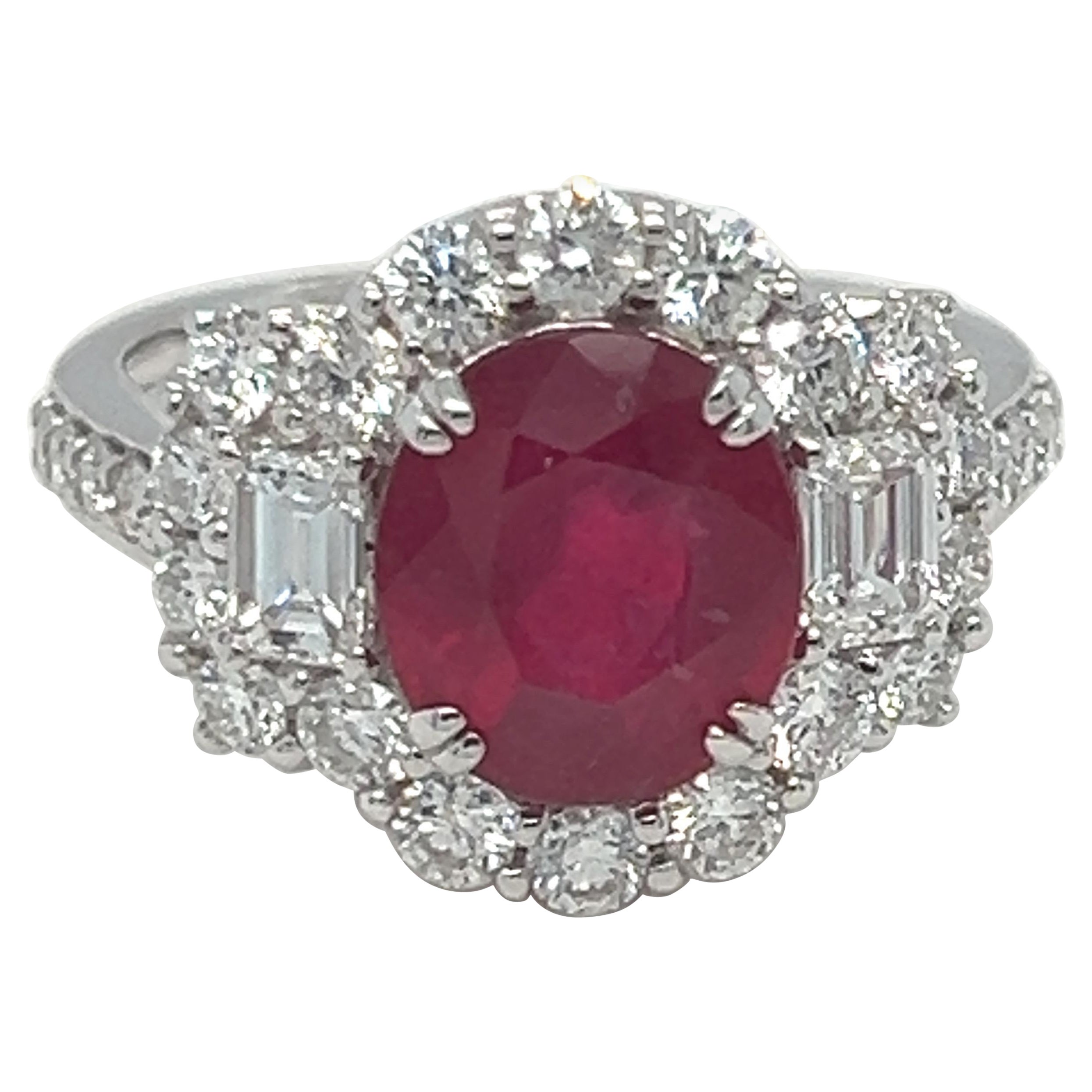 Bague en or blanc ornée d'un rubis ovale de 3,65 carats et de diamants en vente