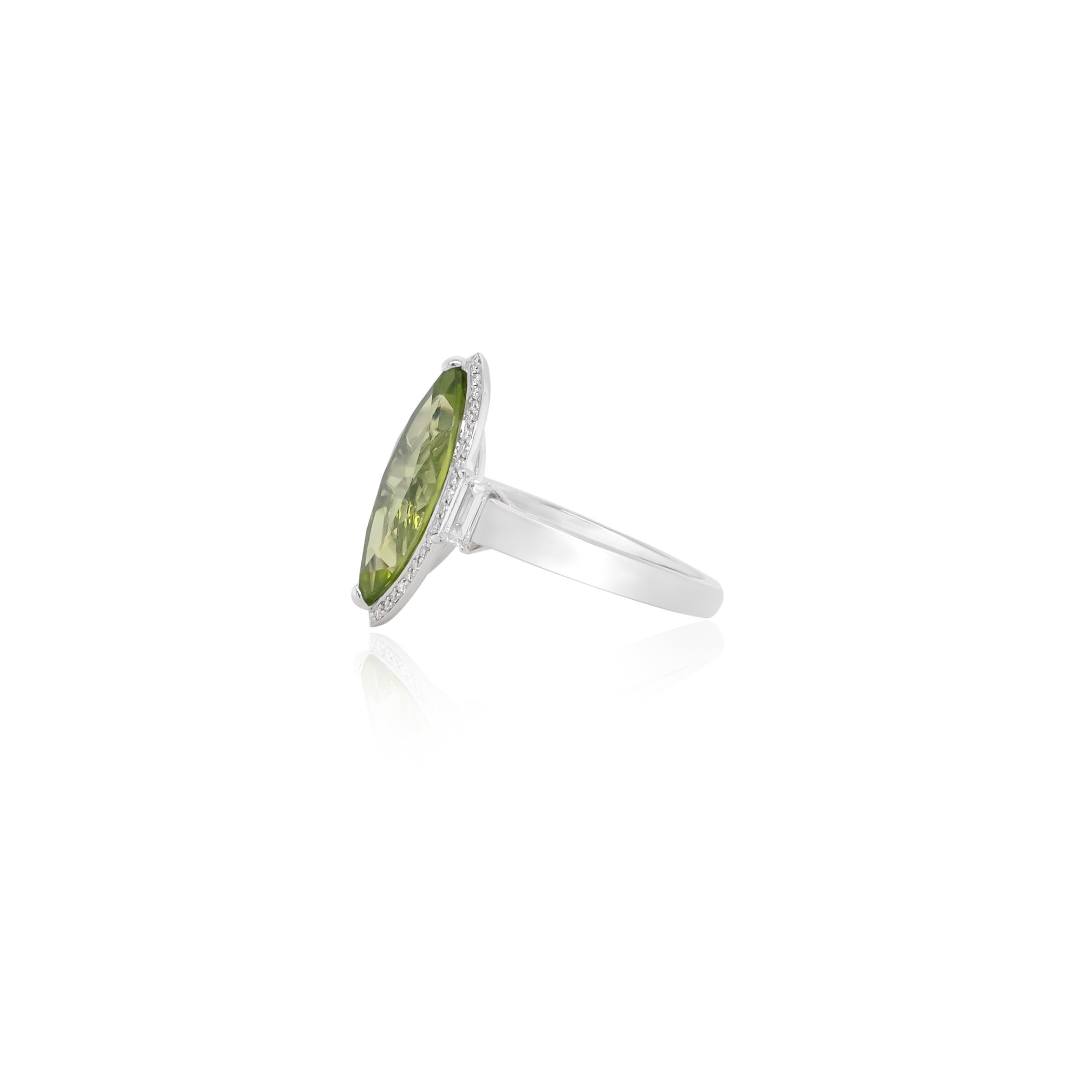 Anillo de oro blanco de 18 quilates con peridoto y diamantes de 3,65 quilates Moderno en venta