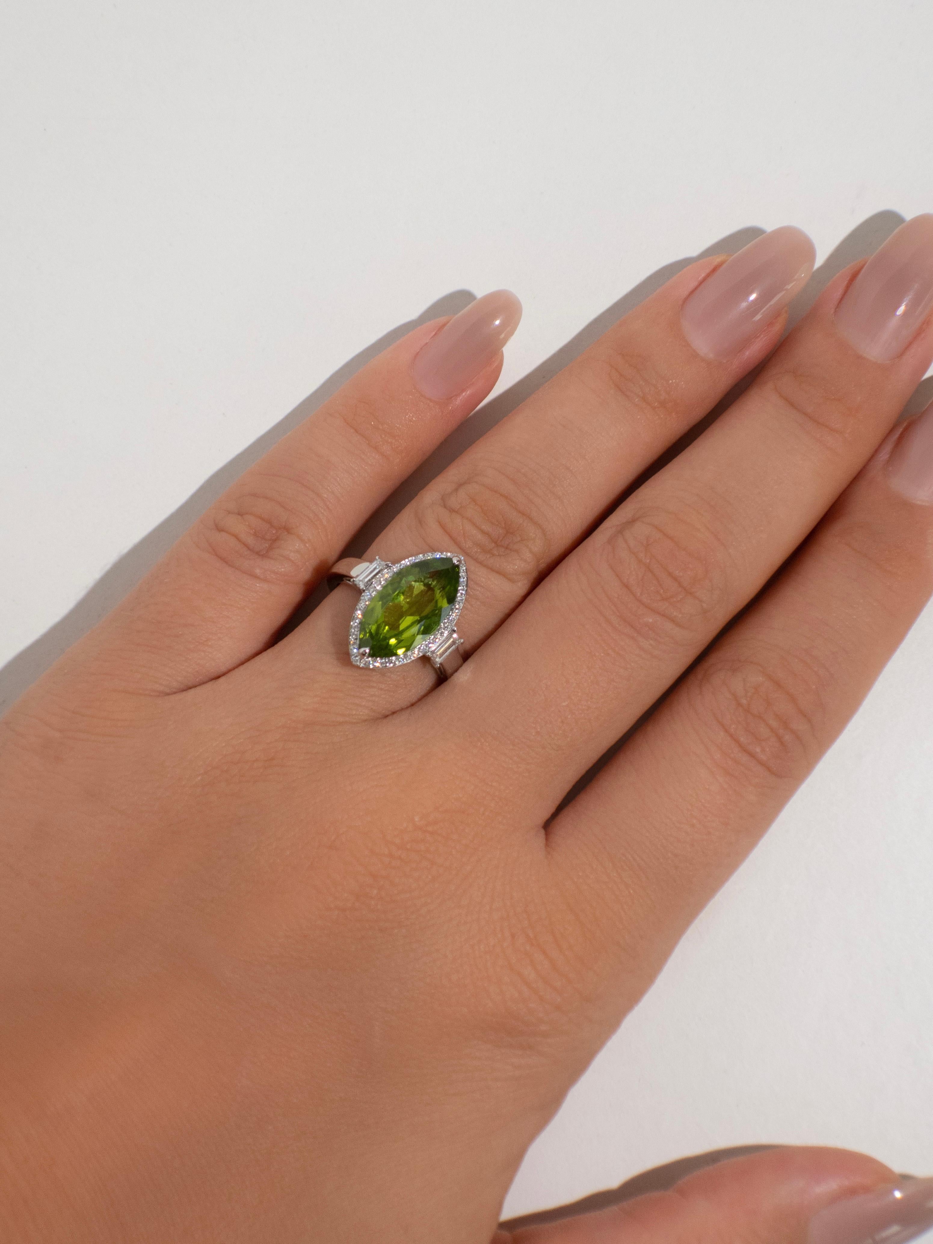 Anillo de oro blanco de 18 quilates con peridoto y diamantes de 3,65 quilates Corte marquesa en venta