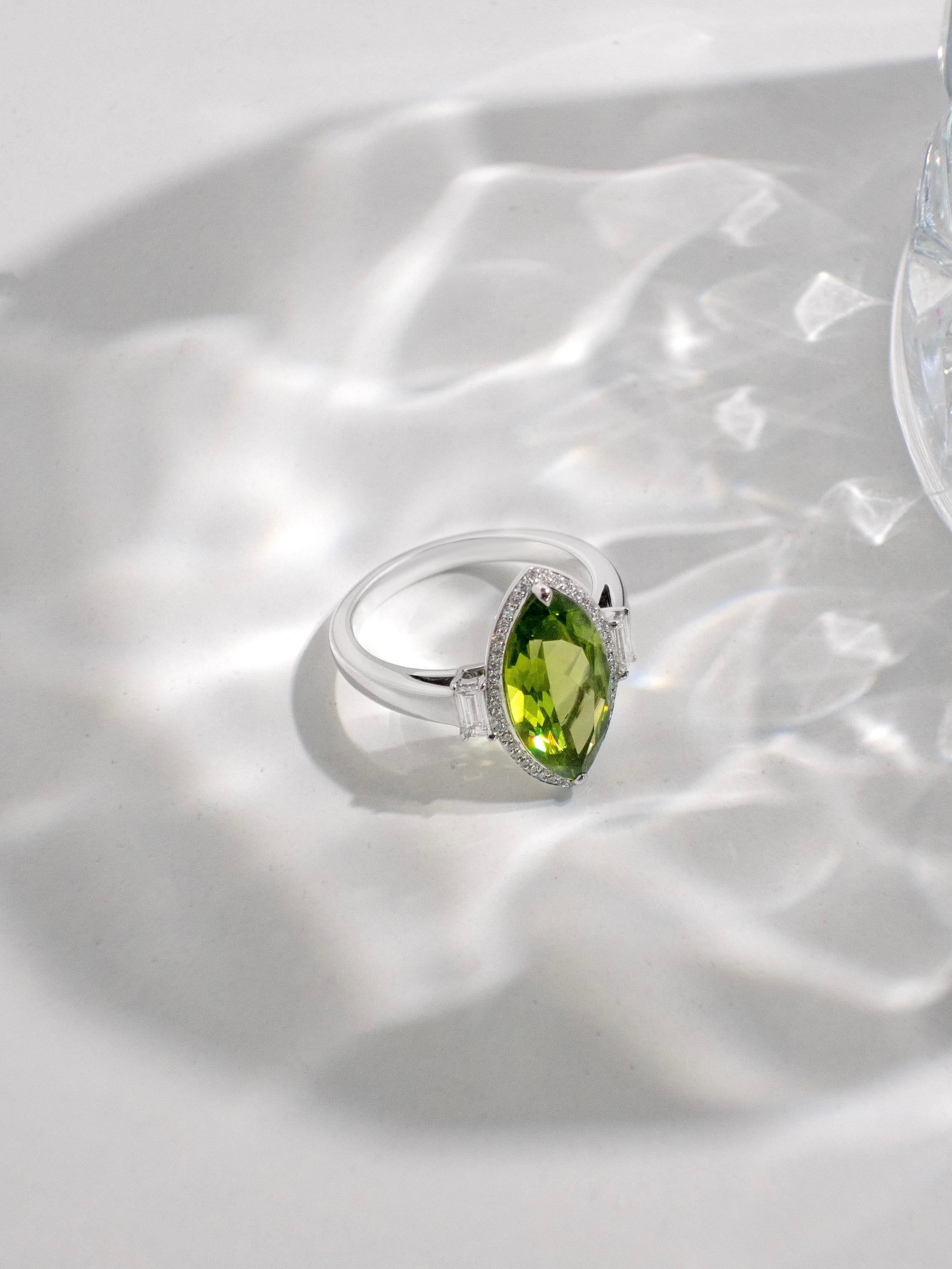 Anillo de oro blanco de 18 quilates con peridoto y diamantes de 3,65 quilates en Nuevo estado para la venta en Bangkok, TH