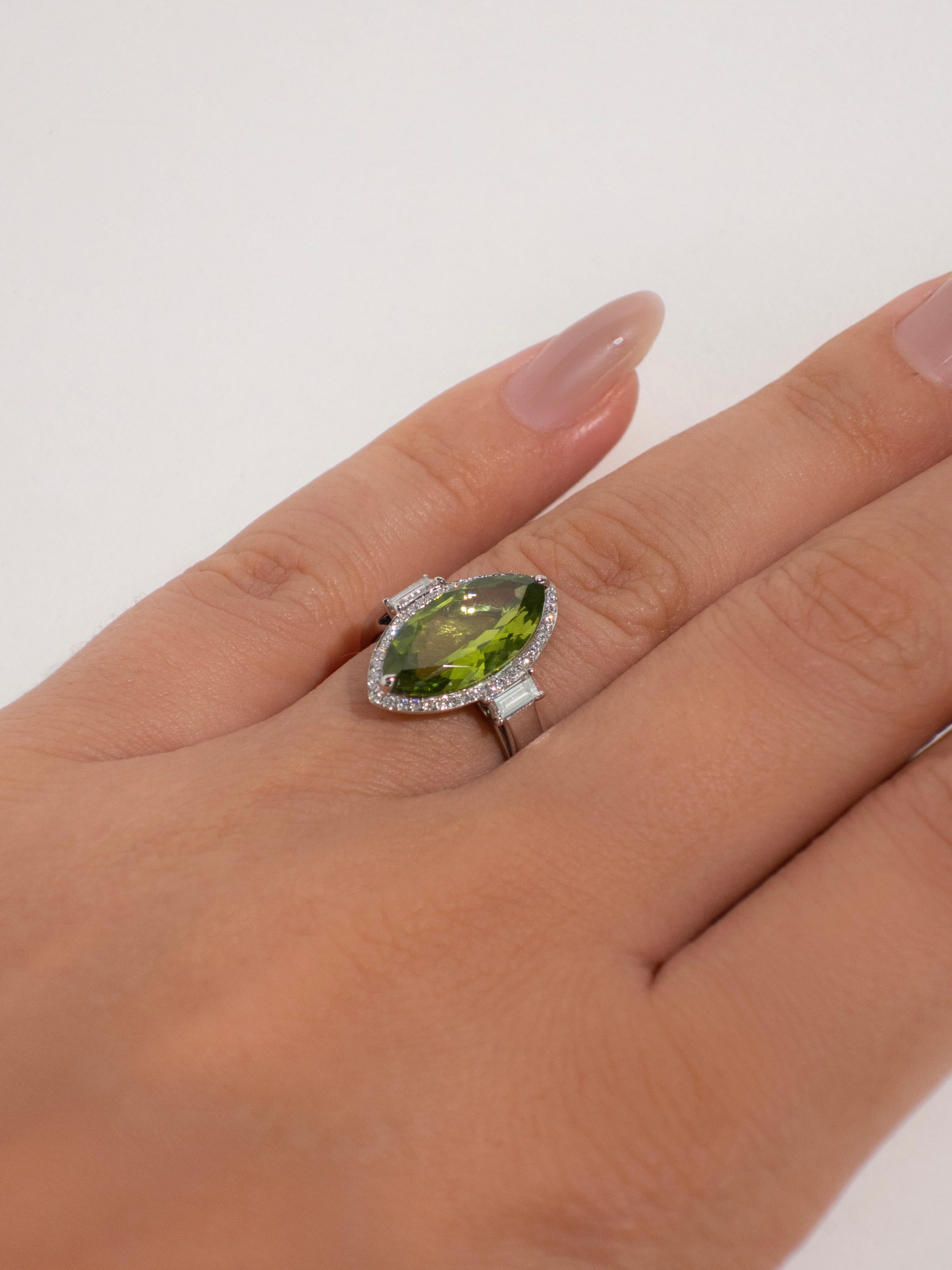 De las mujeres Anillo de oro blanco de 18 quilates con peridoto y diamantes de 3,65 quilates en venta