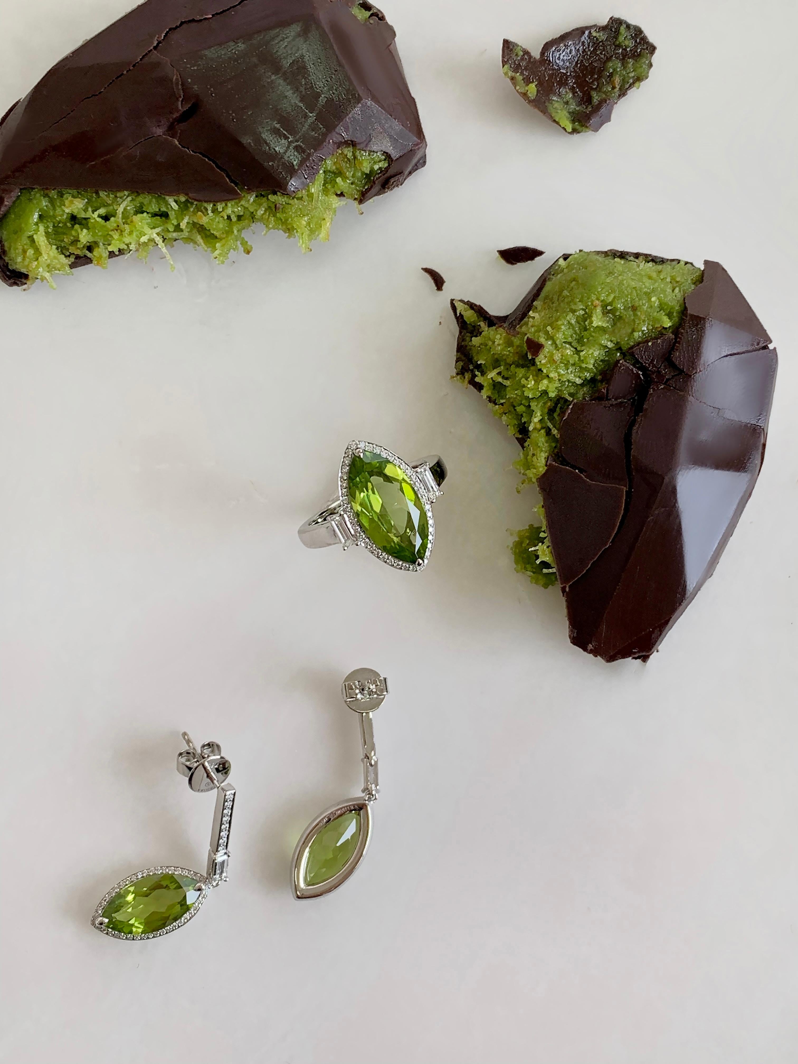 Anillo de oro blanco de 18 quilates con peridoto y diamantes de 3,65 quilates en venta 1