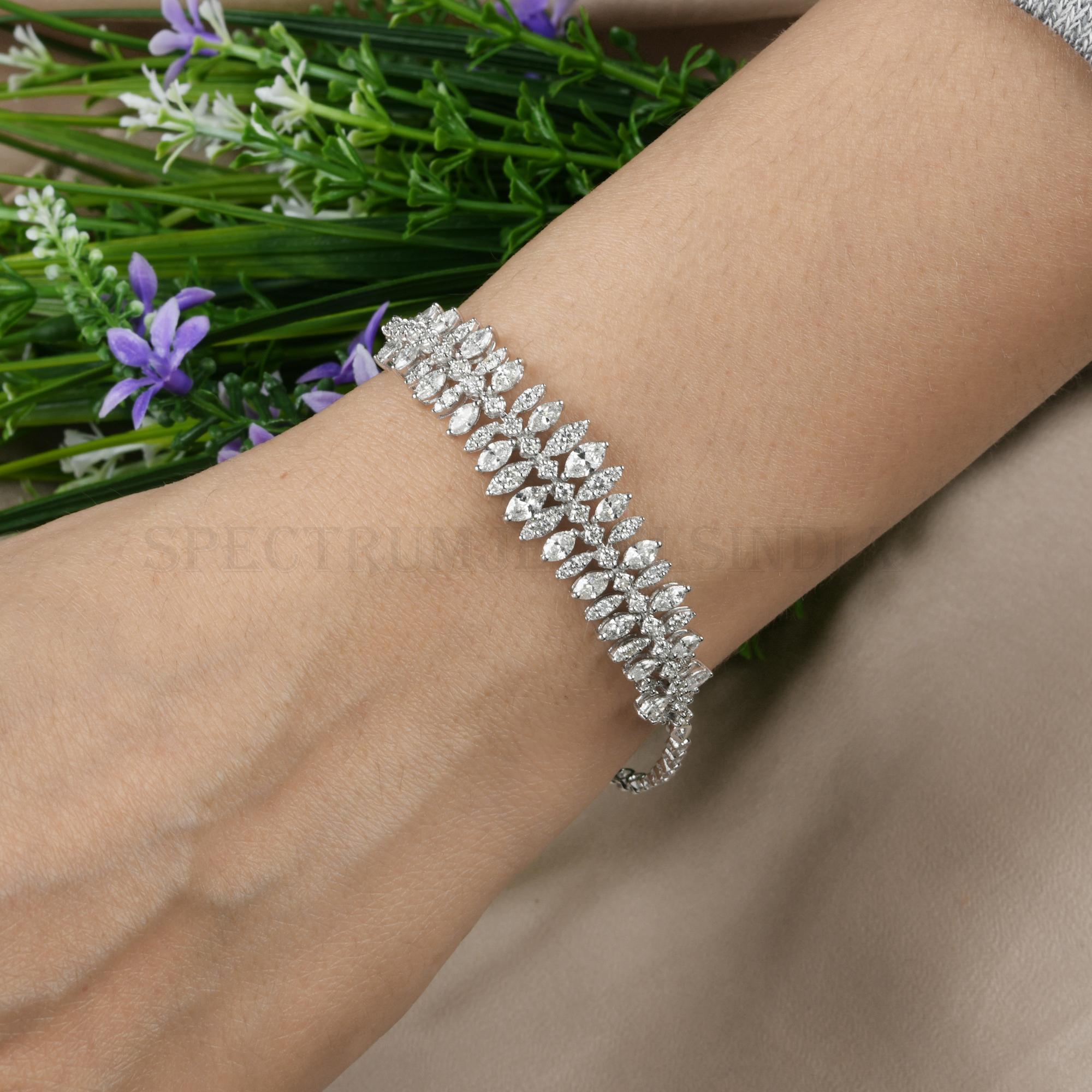 3,65 quilates SI/H Diamante marquesa de oro blanco de 14 quilates Pulsera en racimo Regalo para mujer 
El diseño presenta una impresionante combinación de diamantes talla marquesa y redonda, meticulosamente dispuestos en dos filas para crear un