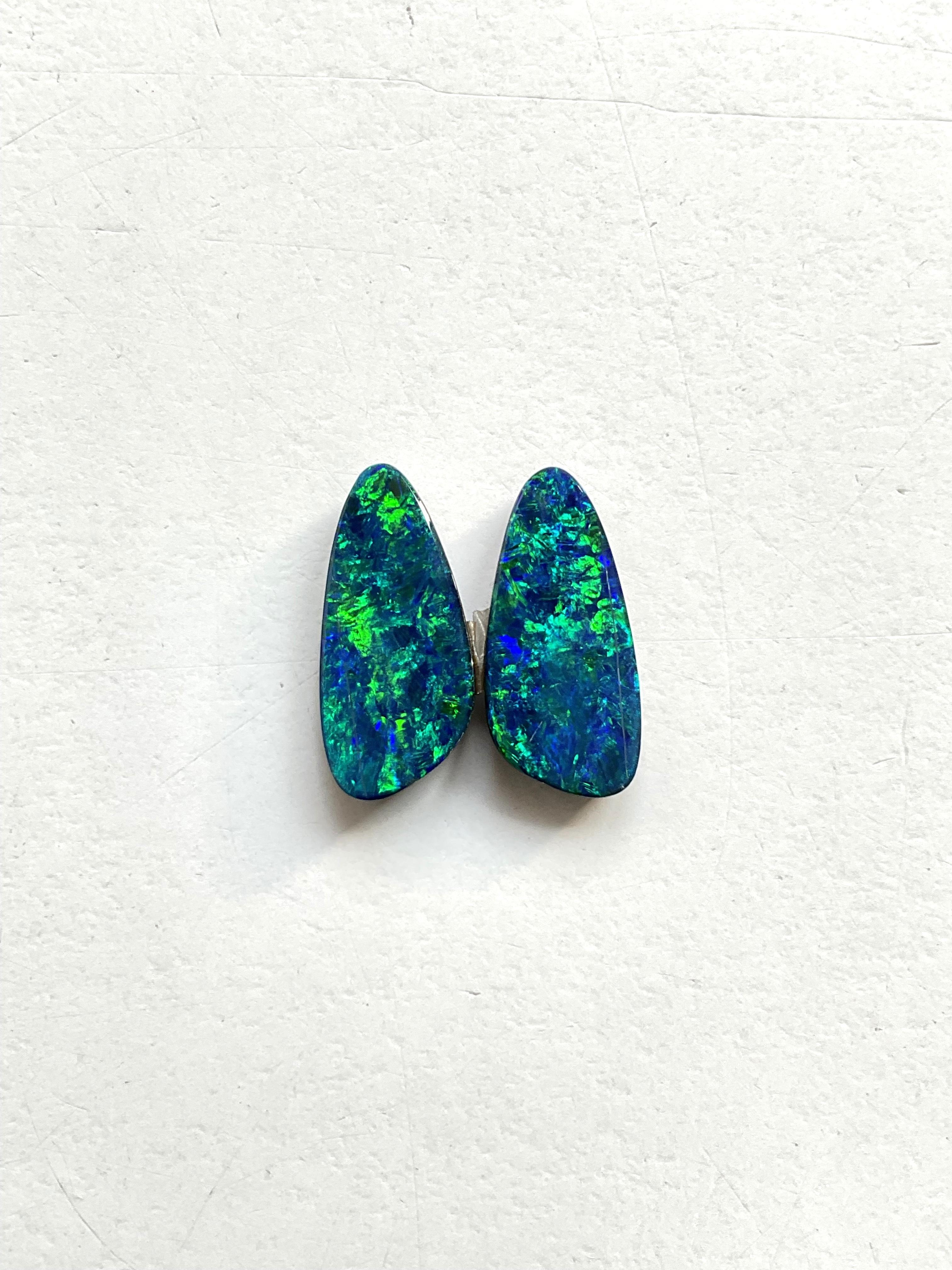 Coppia di opali australiani da 3,65 carati Verde reale con giochi di colore blu Gemma in vendita 1