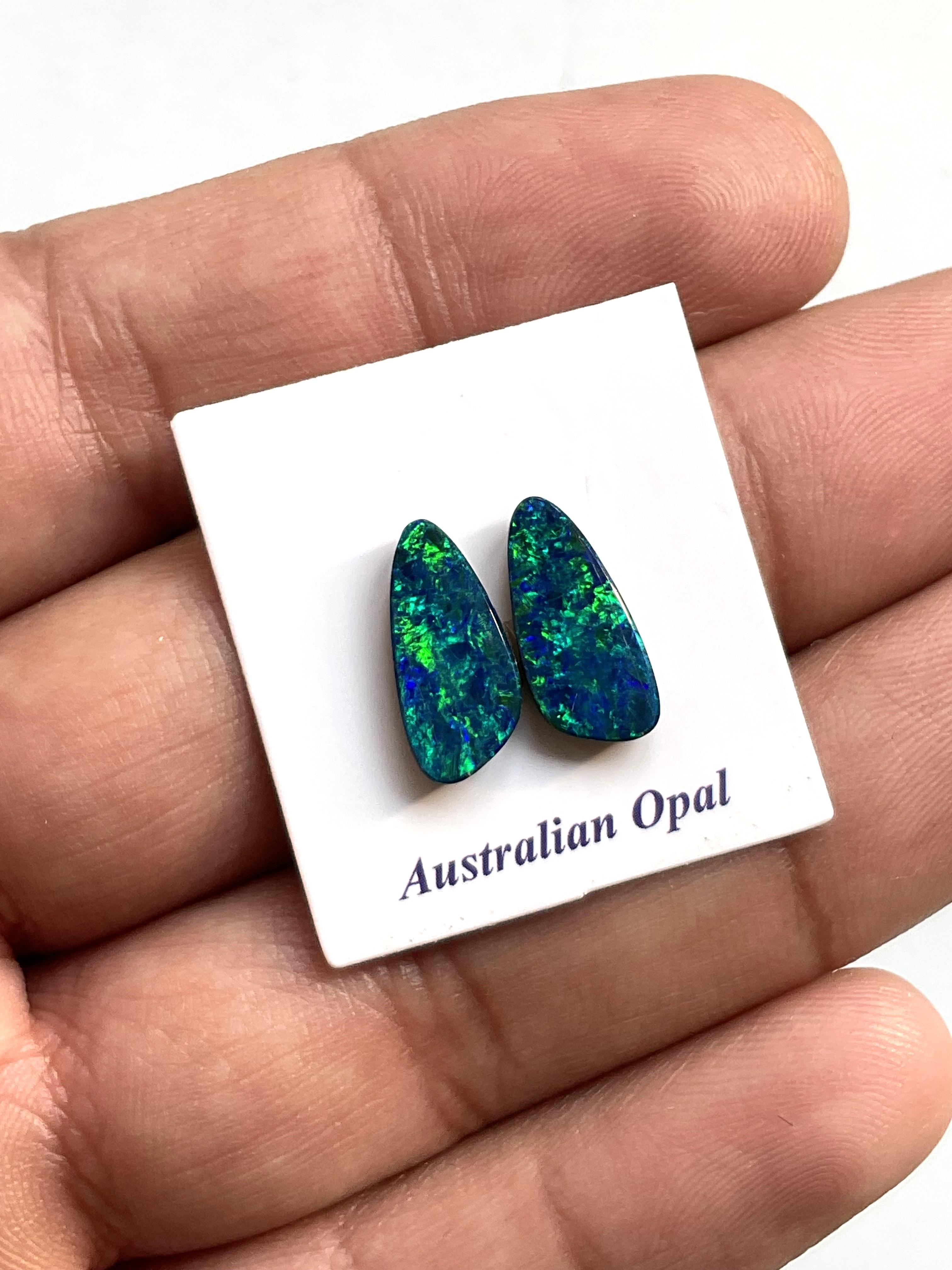 Coppia di opali australiani da 3,65 carati Verde reale con giochi di colore blu Gemma in vendita 2