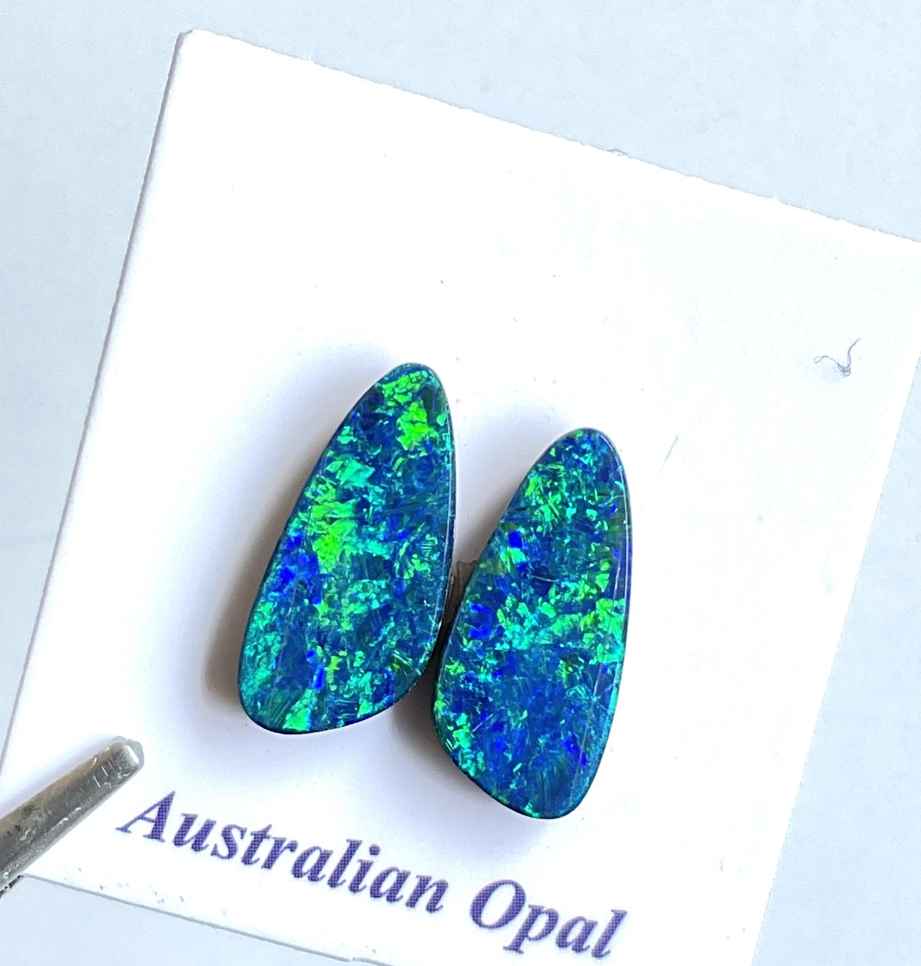 Coppia di opali australiani da 3,65 carati Verde reale con giochi di colore blu Gemma in vendita 3