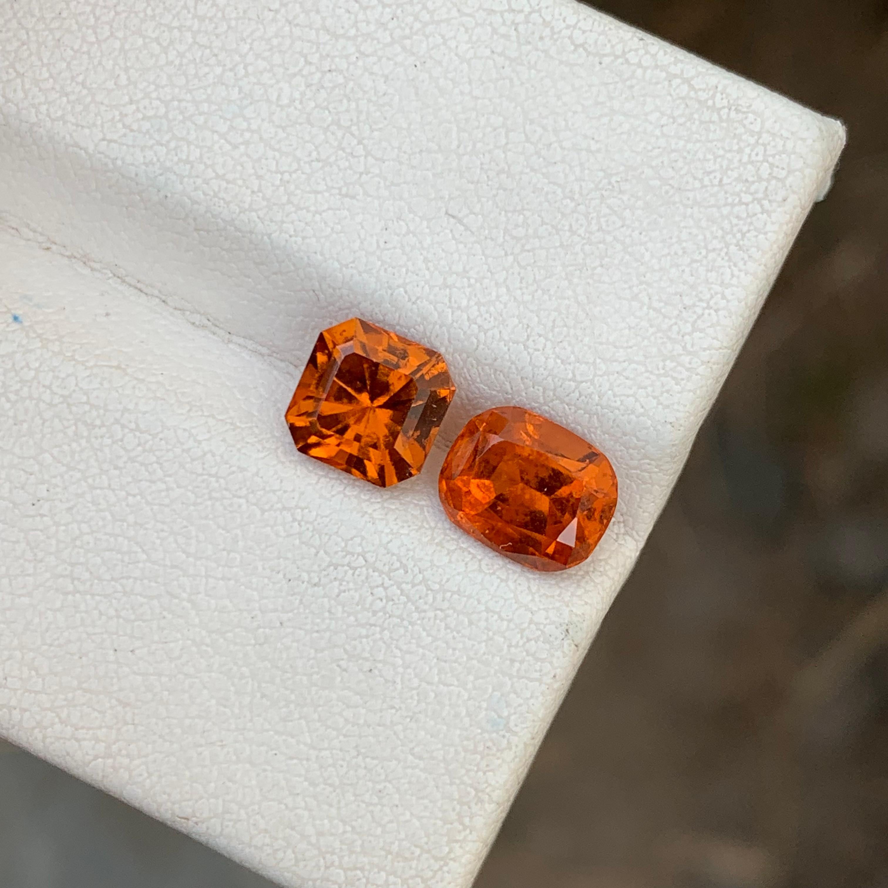 Lose Hessonit Granat
Gewicht: 3,65 Karat 
Größe: 1,75 & 1,85 Karat 
Herkunft: Madagaskar Afrika 
Form: Quadratisch & kissenförmig 
Farbe: Orange Fanta
Behandlung: Nicht
Zertifikat: Auf Anfrage
Der Hessonit-Granat, der in Sanskrit auch 
