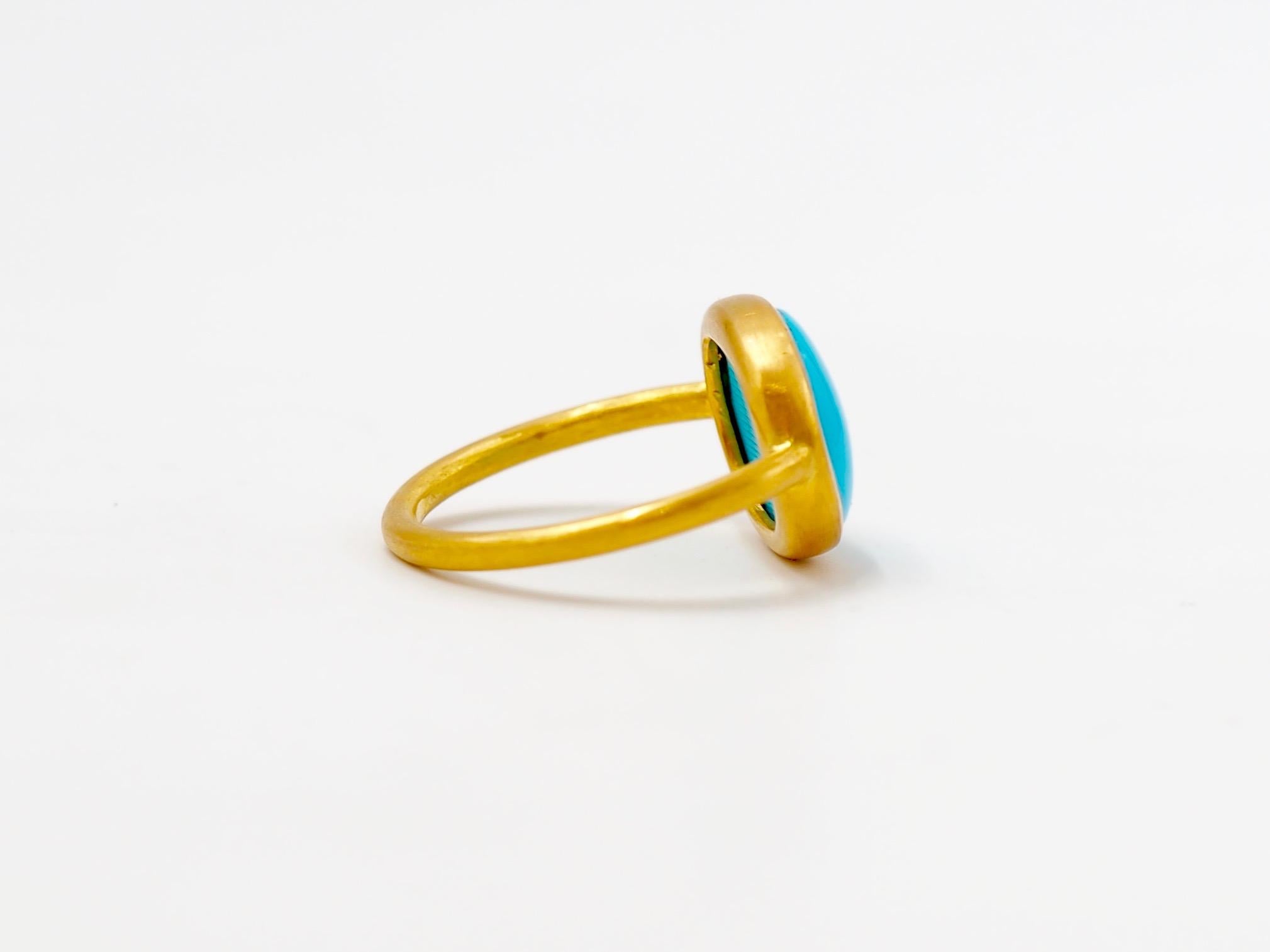 Contemporary 3.65 Carats Turquoise Cabochon 22 Karat Gold Ring