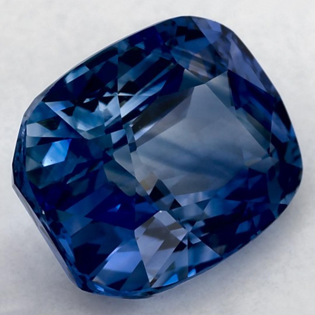 Dieser natürliche blaue Saphir bietet Eleganz und Raffinesse. Mit seiner satten Farbsättigung und seinem präzisen Schliff ist er der perfekte Mittelpunkt für einen Verlobungsring oder ein luxuriöses Schmuckdesign.

Dieser Saphir stammt aus Sri Lanka