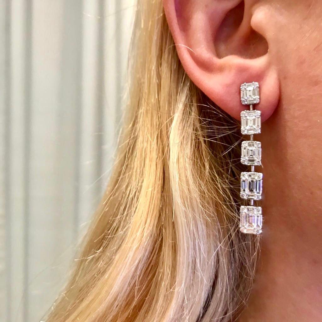 Boucles d'oreilles en goutte en or blanc 18 carats avec diamants et diamants taille baguette de 3,65 carats en vente 6