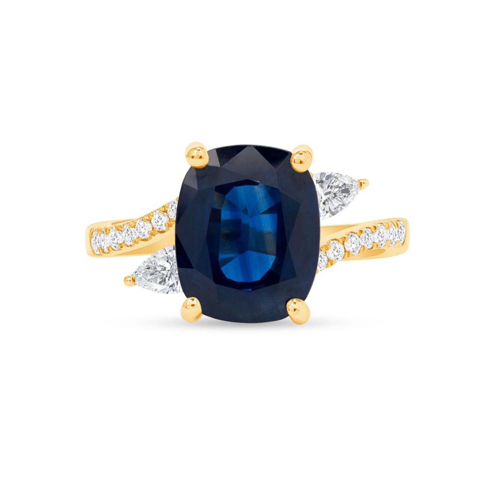 Round Cut 3.65 Ct Sapphire & 0.53 Ct Diamonds in 18K Yellow Gold Engagement Ring For Sale