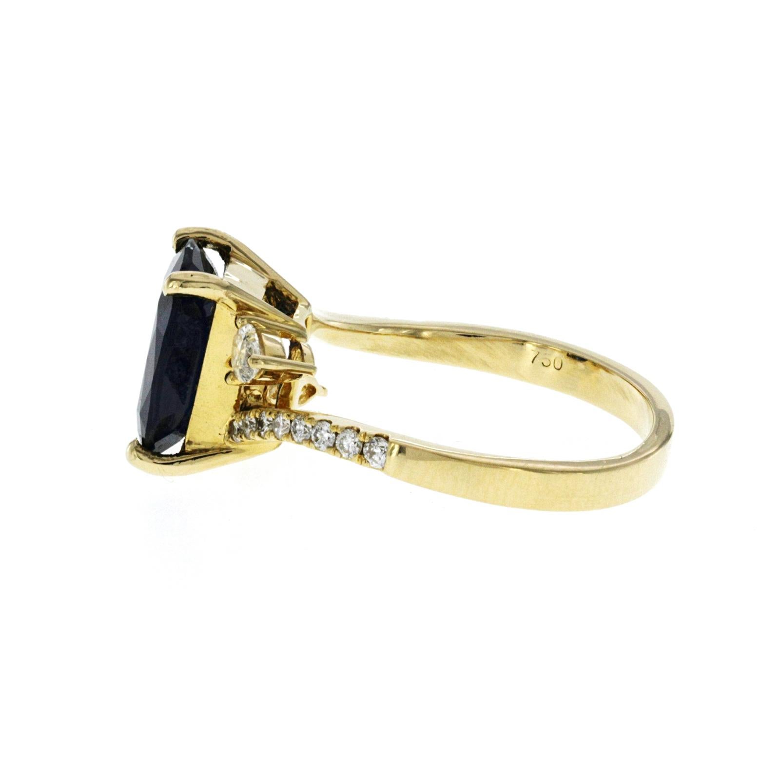 3.65 Ct Sapphire & 0.53 Ct Diamonds in 18K Yellow Gold Engagement Ring In New Condition For Sale In Los Angeles, CA