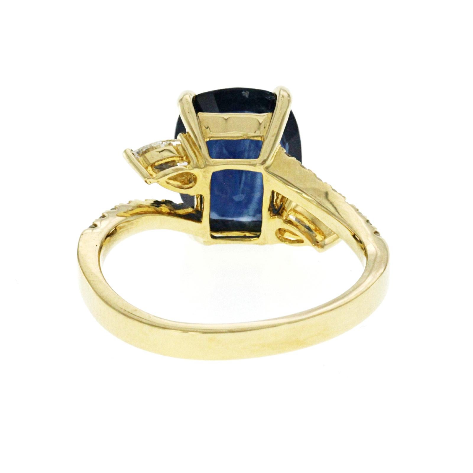 Women's or Men's 3.65 Ct Sapphire & 0.53 Ct Diamonds in 18K Yellow Gold Engagement Ring For Sale