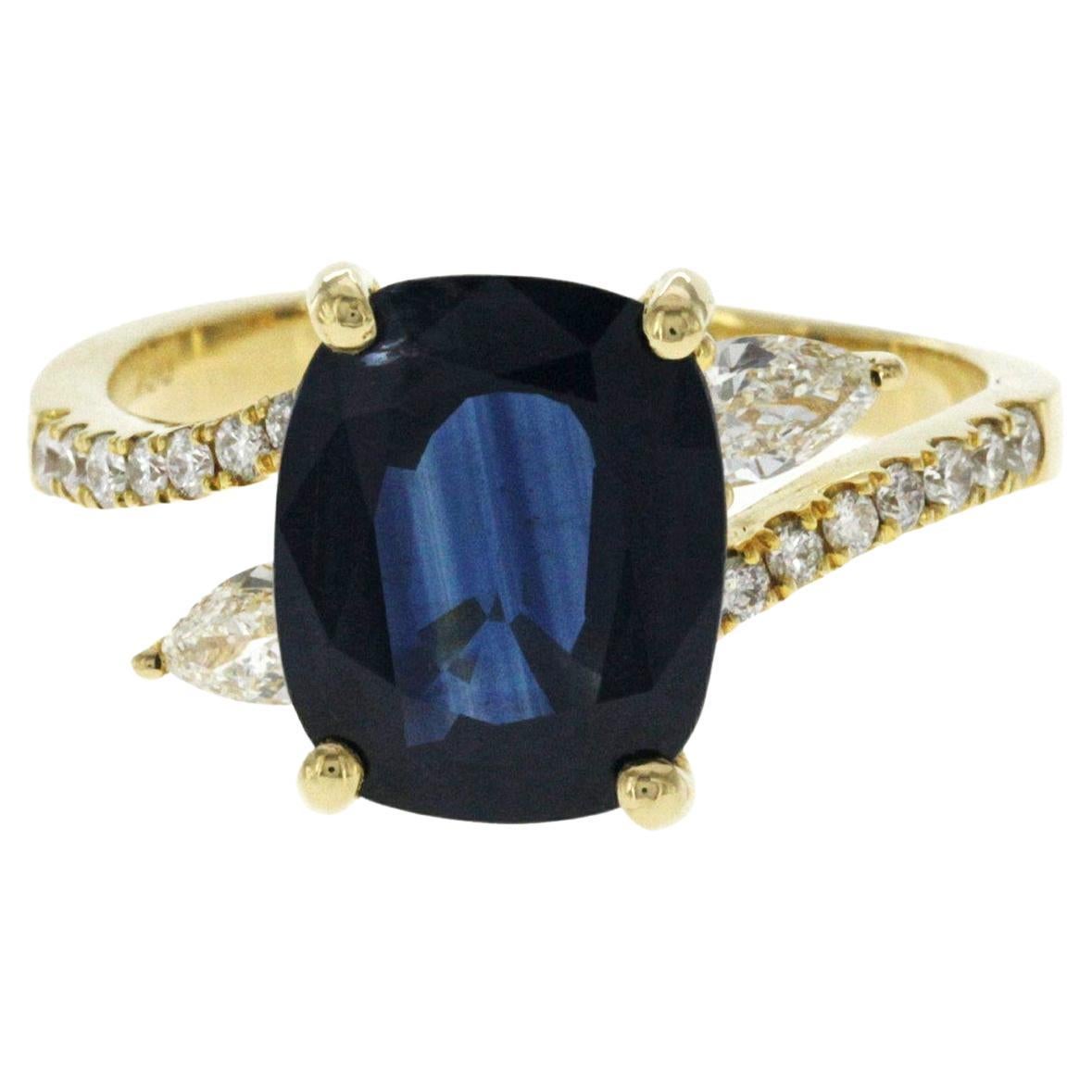 3.65 Ct Sapphire & 0.53 Ct Diamonds in 18K Yellow Gold Engagement Ring For Sale