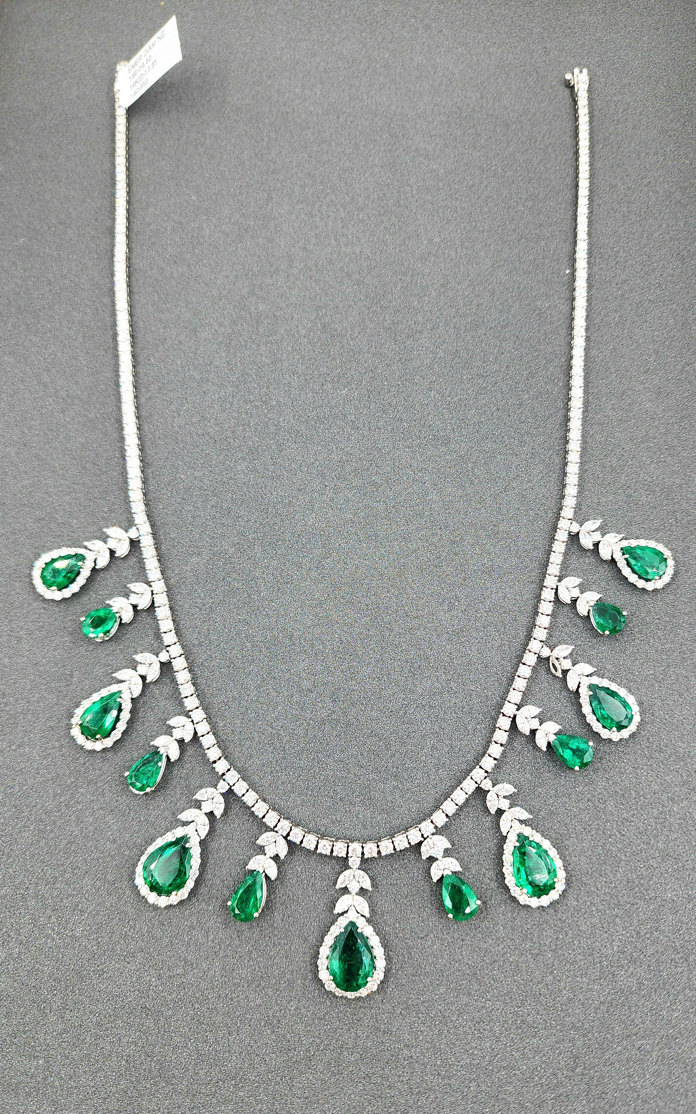 Guarda questa splendida collana a forma di pera! Questa collana è caratterizzata da 13 smeraldi naturali a forma di pera del peso di  19,38 ct e diamanti del peso di 17,21 ct incastonati in oro bianco 18 carati. I diamanti hanno un colore F/G e una