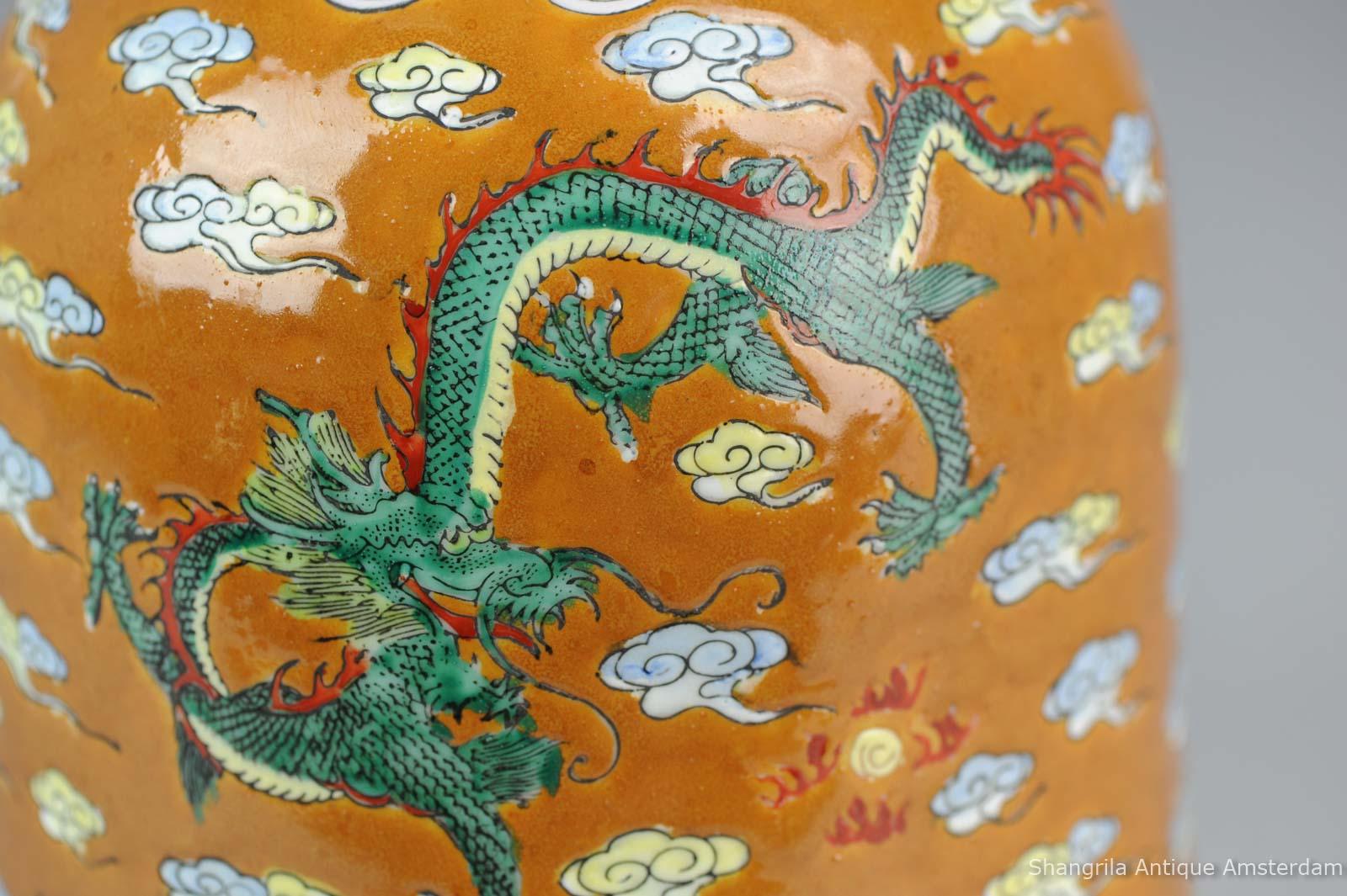 Deux lampes à huile en porcelaine de Chine représentant des dragons de Ruyi, Famille Rose, XXe siècle 10