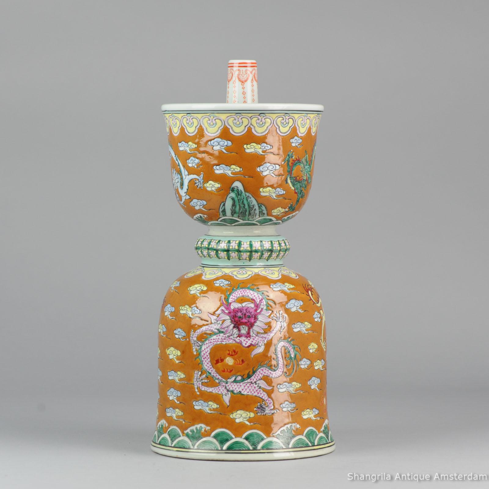 Deux lampes à huile en porcelaine de Chine représentant des dragons de Ruyi, Famille Rose, XXe siècle 3