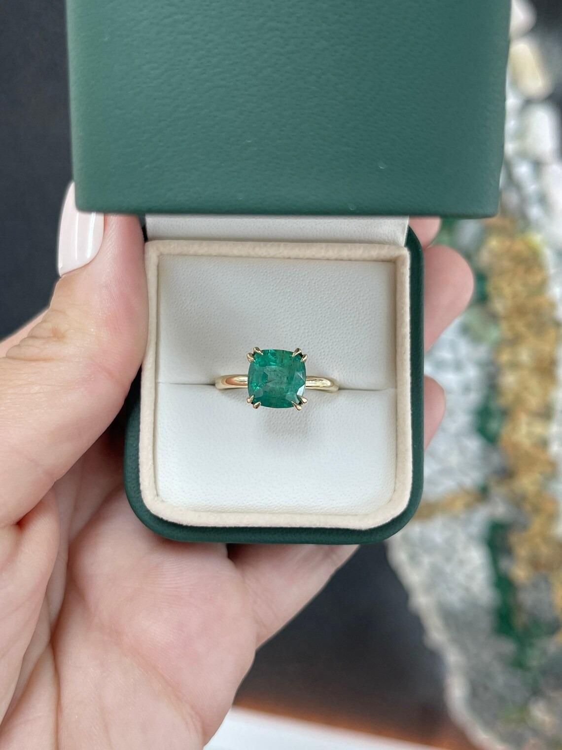 Moderniste 3.65ct 14K Medium Green Solitaire Cushion Cut Emerald Double Claw Prong Ring en vente