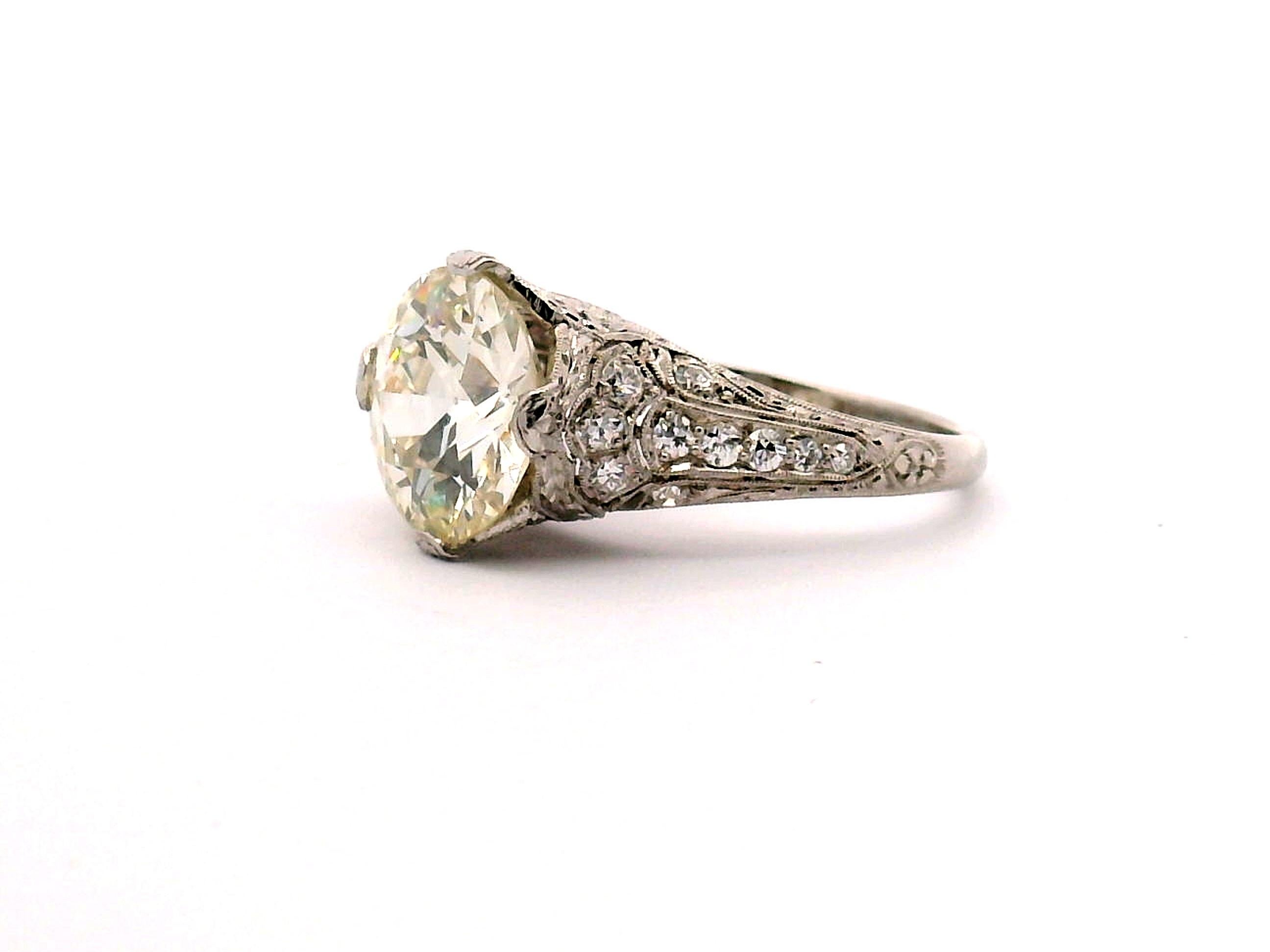 Bague de fiançailles de dame en platine filigrané avec 20 diamants ronds dans le filigrane. Avec un diamant central de taille européenne ancienne.  

Diamant central 3,65ct. taille européenne ancienne  
Le degré de pureté est VS-1
Le grade de