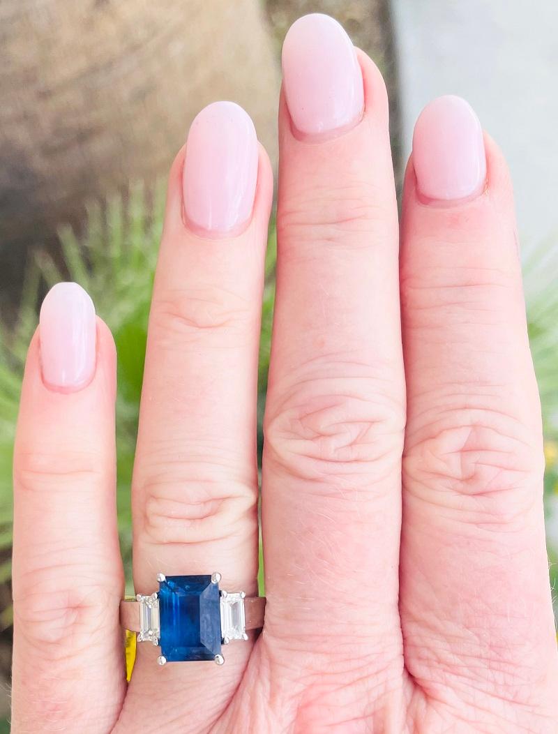 Taille émeraude 3.65ct Emerald Cut Sapphire Ring (bague en saphir) en vente