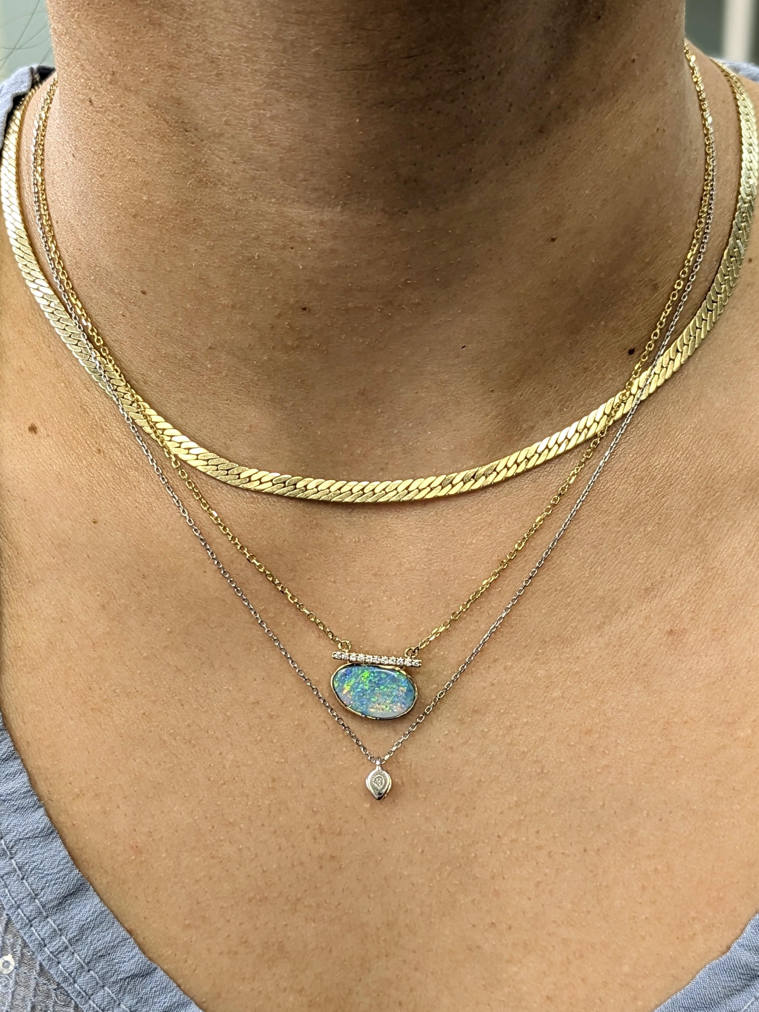 Pendente con opale boulder da 3,64 carati in oro massiccio 14k con castone, impreziosito da diamanti estratti dalla terra. Forma irregolare con catena attaccata per un look naturale ed elegante. Questo anello Boulder Opal è un bellissimo regalo di