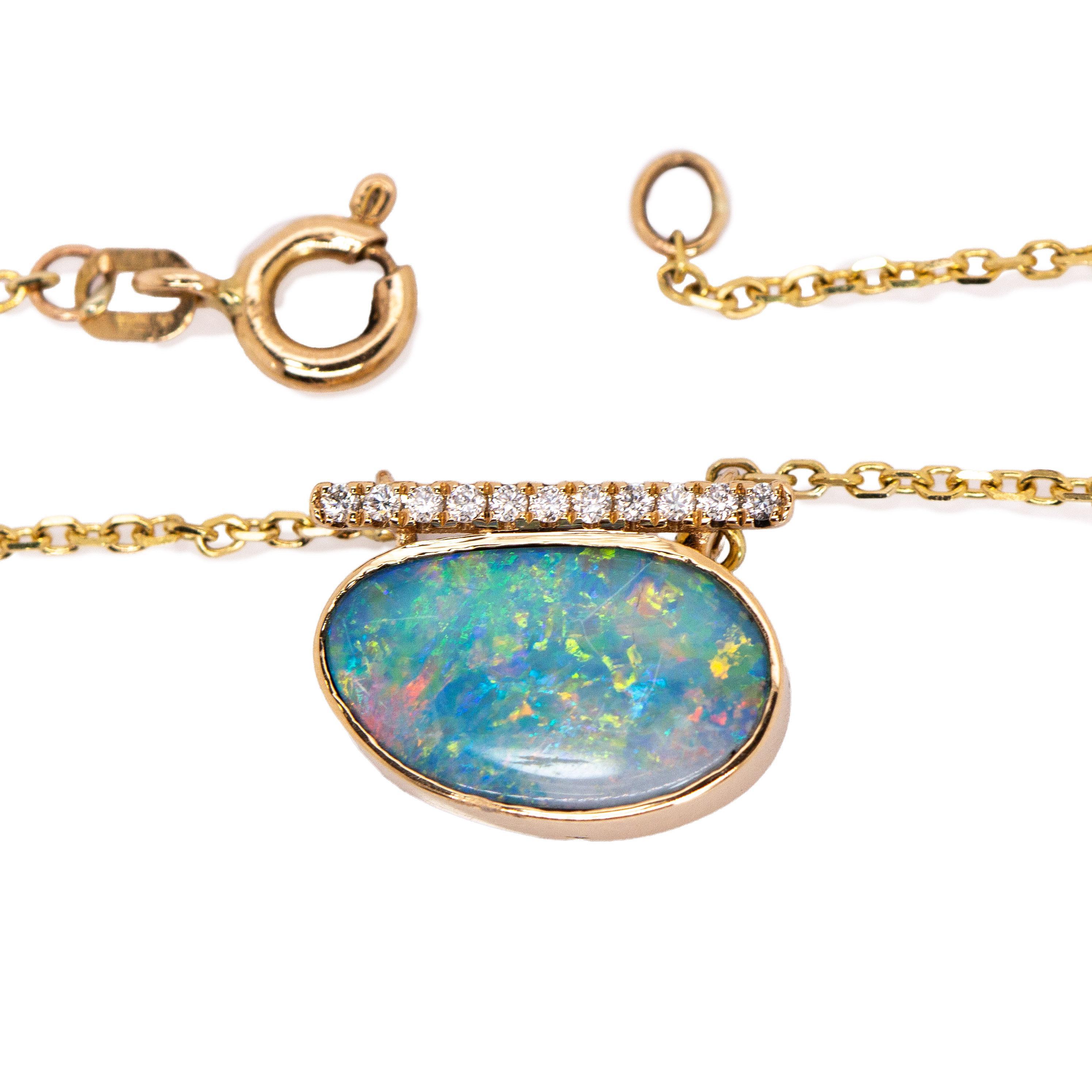 Art Déco Ciondolo Opale Boulder da 15x10 mm, 3,65 carati, con accenti di diamanti naturali in oro 14K in vendita