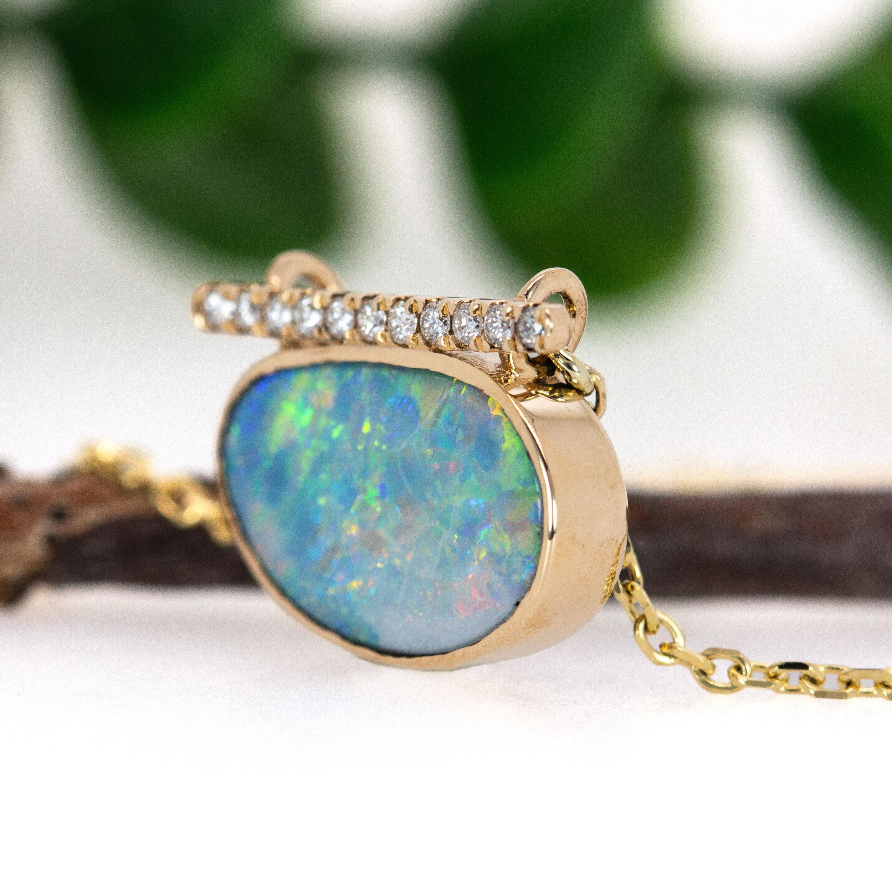 Donna Ciondolo Opale Boulder da 15x10 mm, 3,65 carati, con accenti di diamanti naturali in oro 14K in vendita