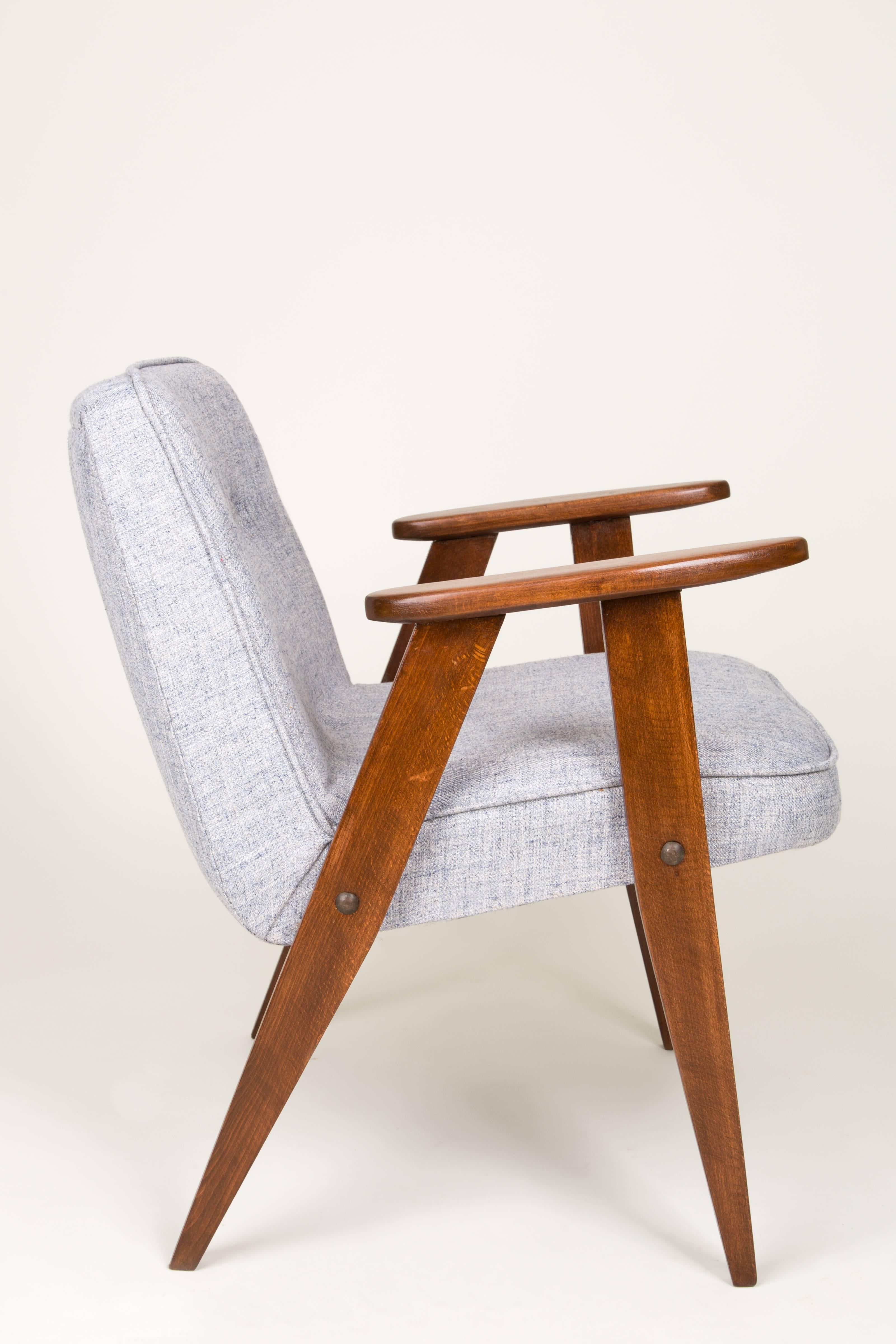 El sillón 366 es un icono del diseño polaco de la época de la PRL.

El famoso sillón fue diseñado en 1962 por el interiorista y diseñador de muebles polaco Jozef Marian Chierowski. Producido en la Lower Silesian Furniture Factory de