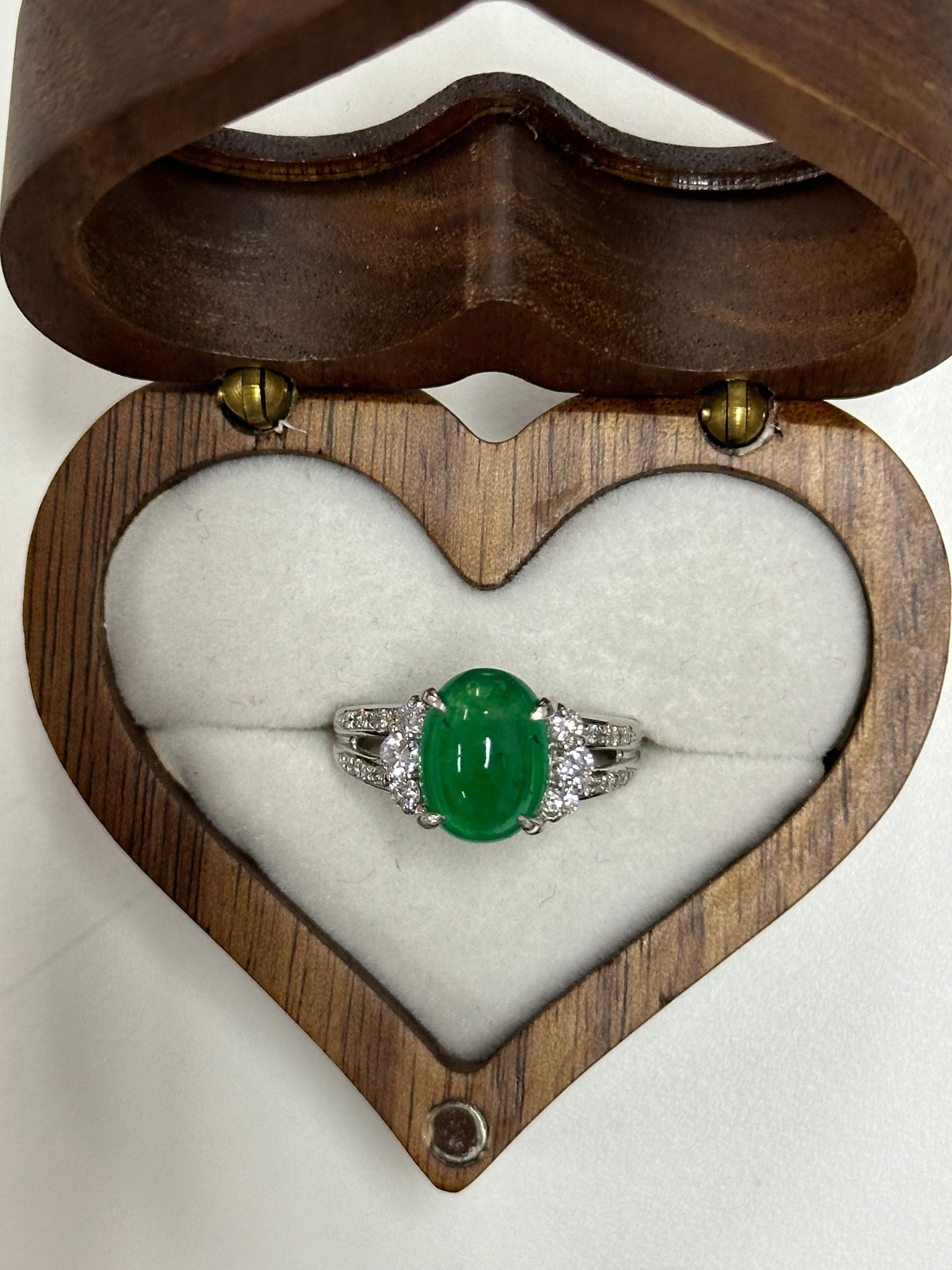 Cabochon 3.66 Carat Emerald cabochon & Diamond Ring in Platinum 900 For Sale