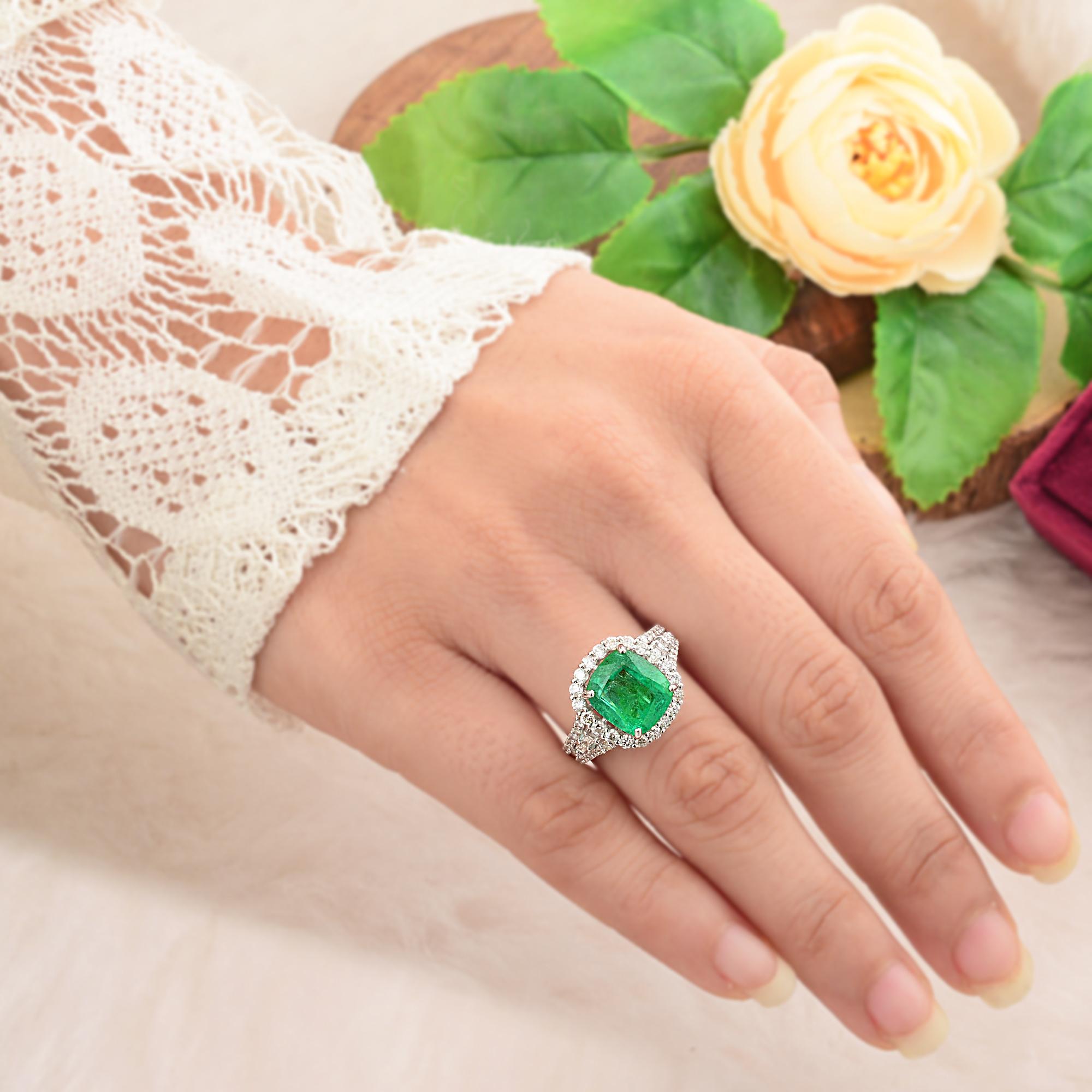 3.66 Carat Emerald Cocktail Ring 0.80 Carat SI/H Diamond 10 Karat White Gold In condizioni Nuovo in vendita a Diera, Dubai
