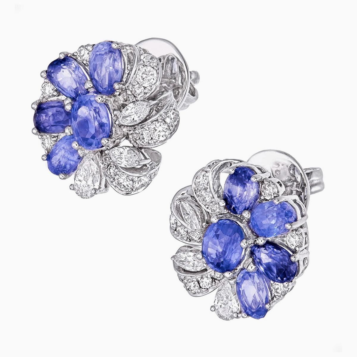 Une élégante paire de boucles d'oreilles en saphir bleu du Cachemire et diamant de Rewa Jewels est réalisée en or blanc 18 carats.

Il y a 10 pièces de saphir bleu du Cachemire de forme ovale pesant environ 3,66 carats. Les saphirs bleus du