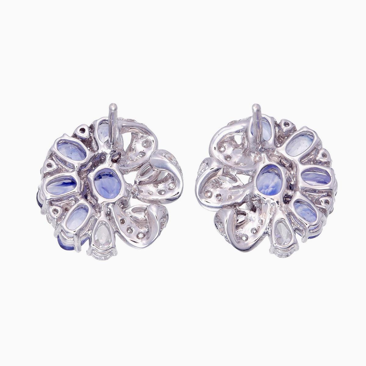 Taille ovale Boucles d'oreilles en or blanc 18 carats saphir bleu du Cachemire et diamant de 3.66 carats en vente