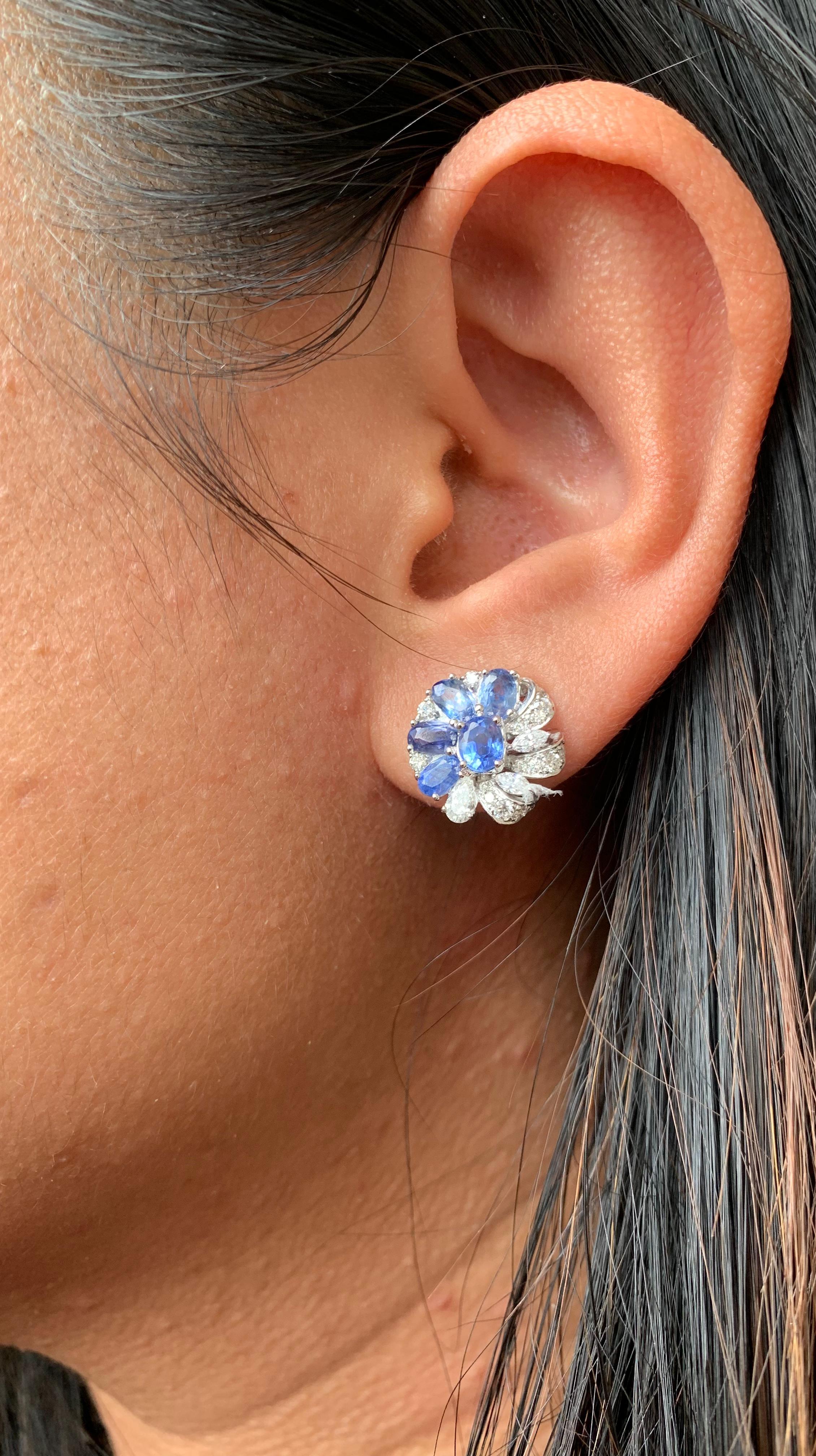 Boucles d'oreilles en or blanc 18 carats saphir bleu du Cachemire et diamant de 3.66 carats Neuf - En vente à Bangkok, TH