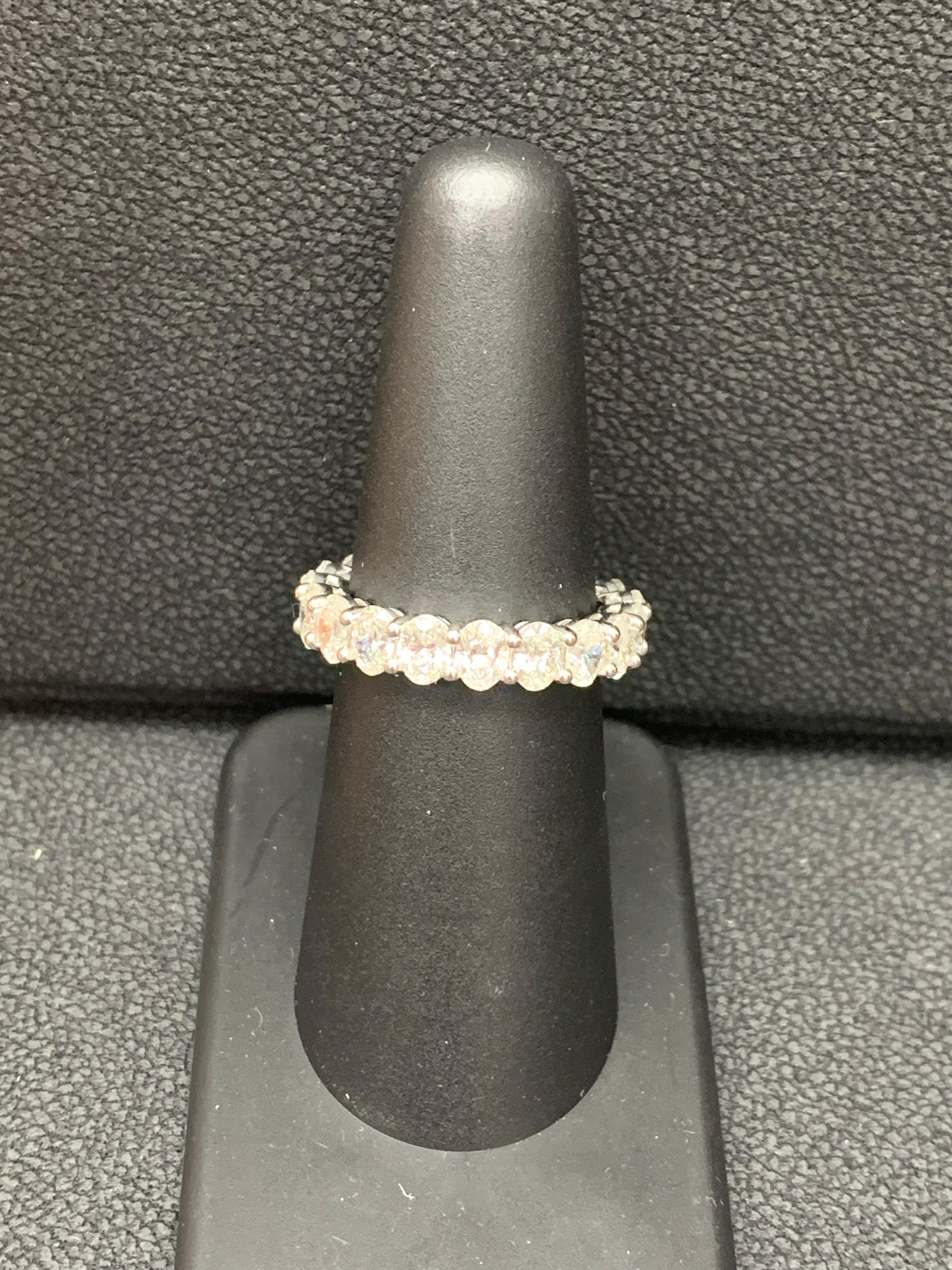 Alliance d'éternité en or blanc 14 carats avec diamants taille ovale de 3,66 carats en vente 6