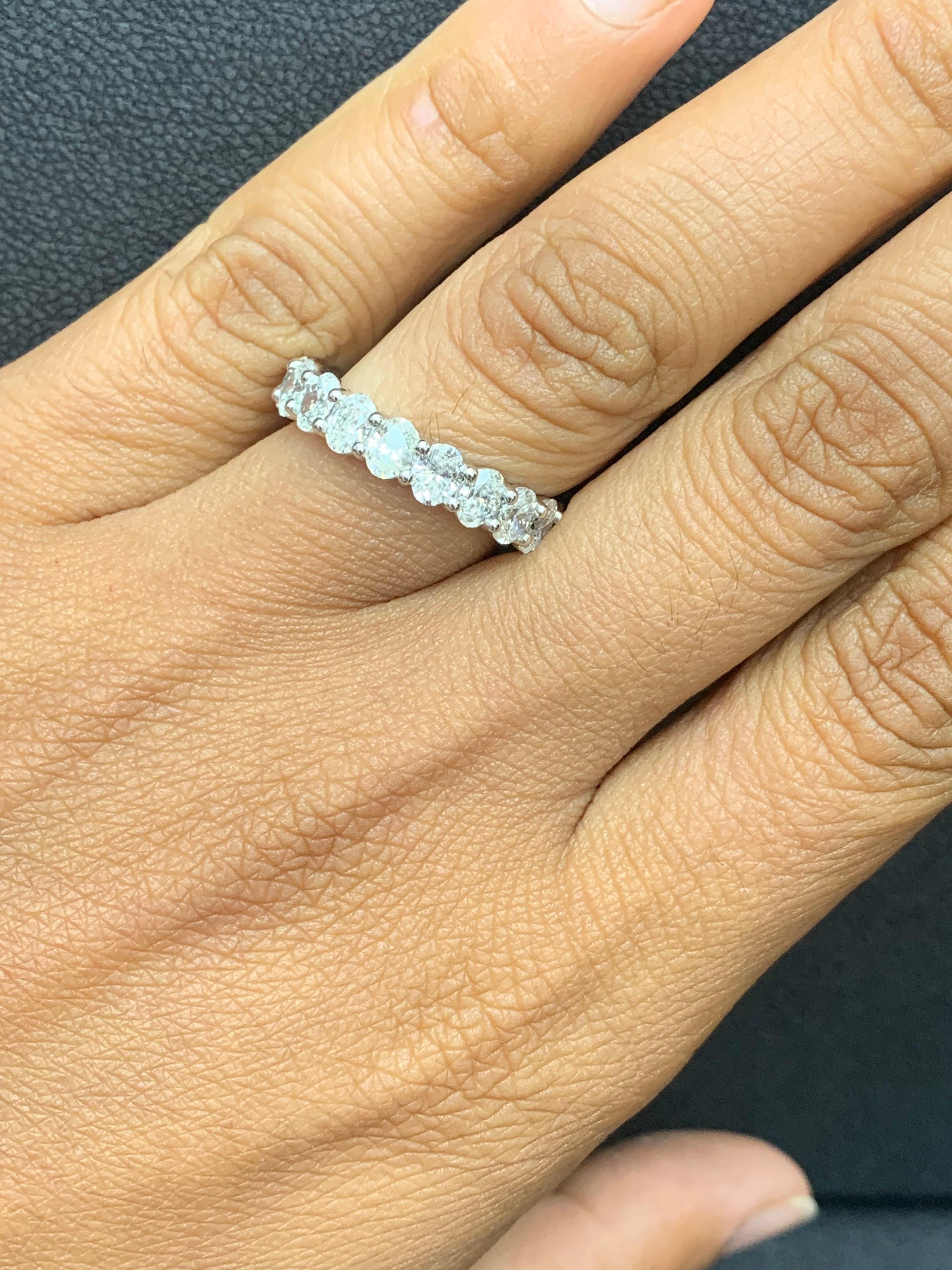 Alliance d'éternité en or blanc 14 carats avec diamants taille ovale de 3,66 carats en vente 1