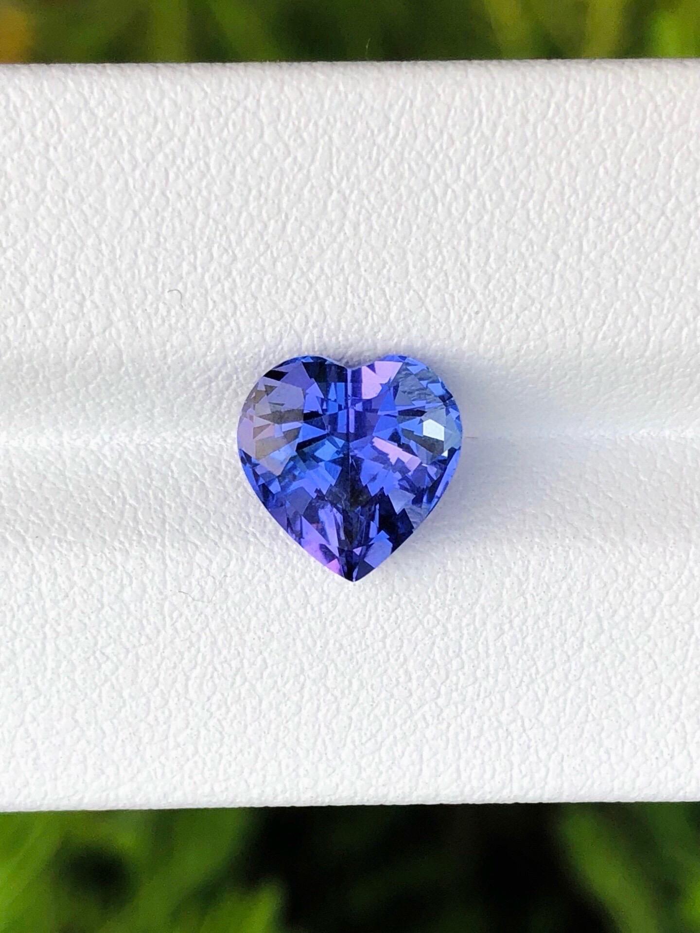 Taille cœur 3.66 Cts Natural Tanzanite Gemstone Heart cut Blue color eye clean clarity. en vente
