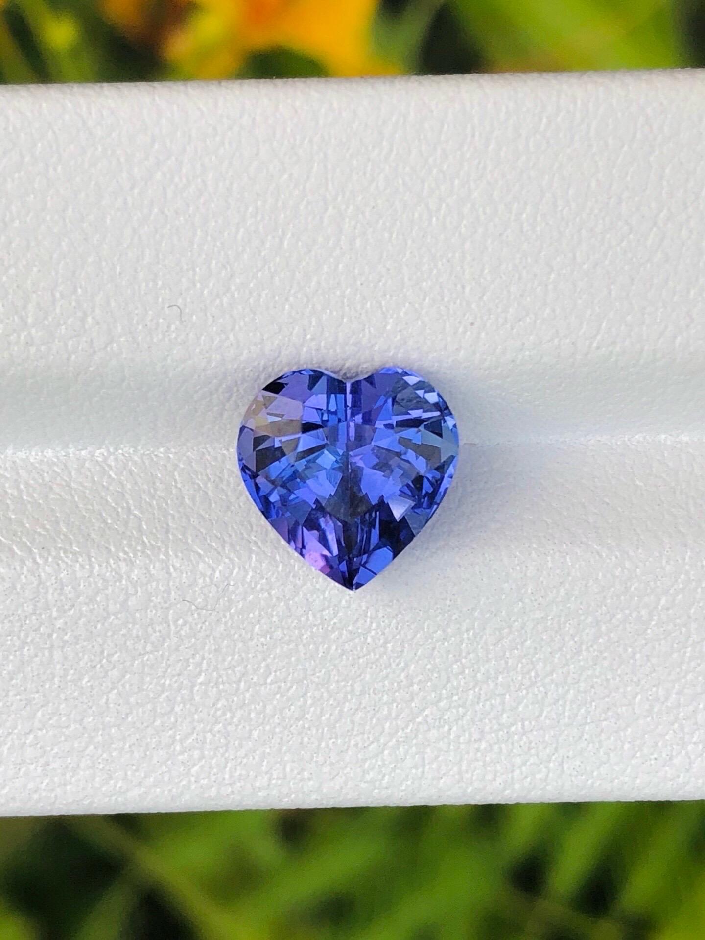 3.66 Cts Natural Tanzanite Gemstone Heart cut Blue color eye clean clarity. en vente 1