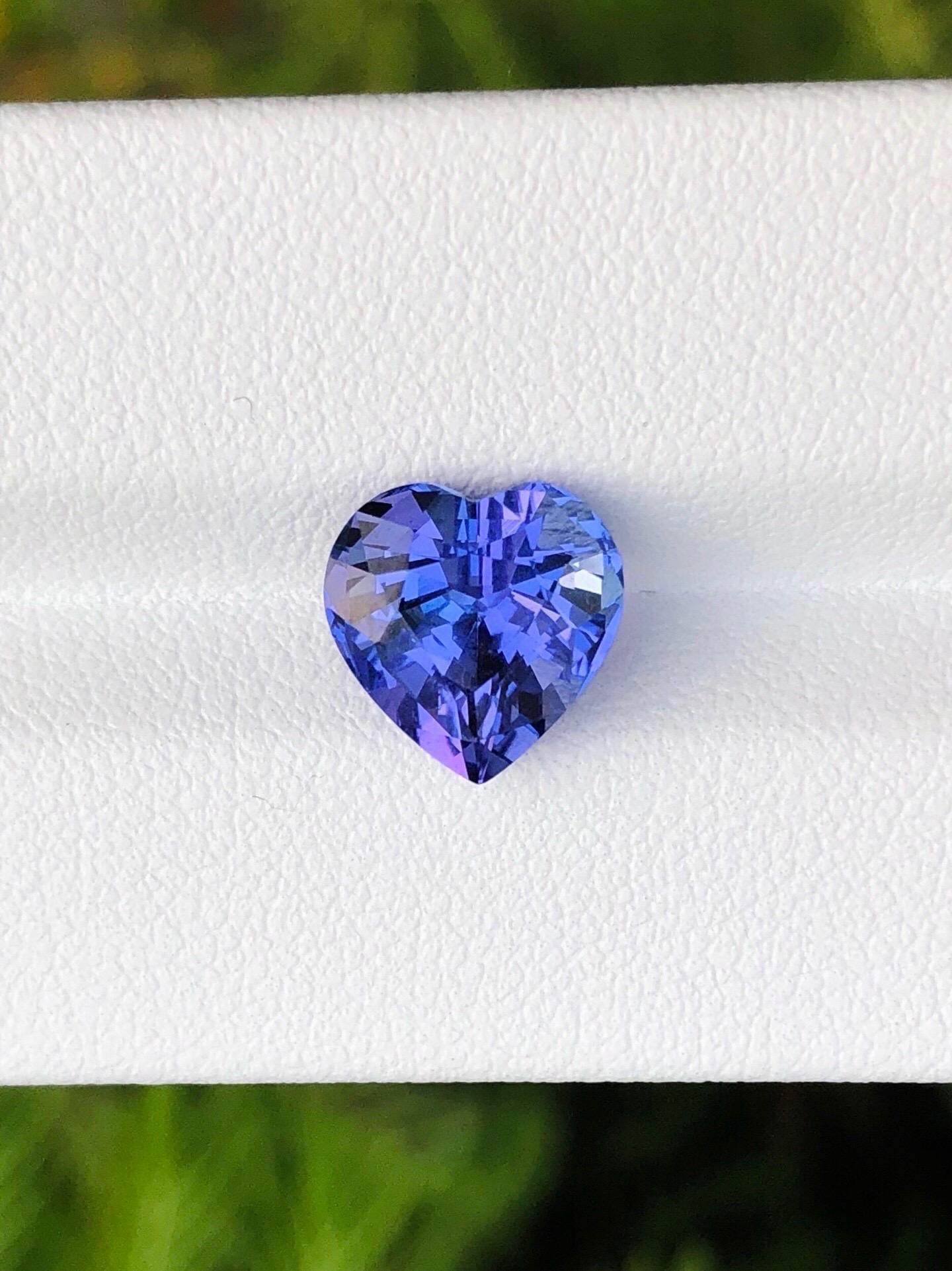 3.66 Cts Natural Tanzanite Gemstone Heart cut Blue color eye clean clarity. en vente 2
