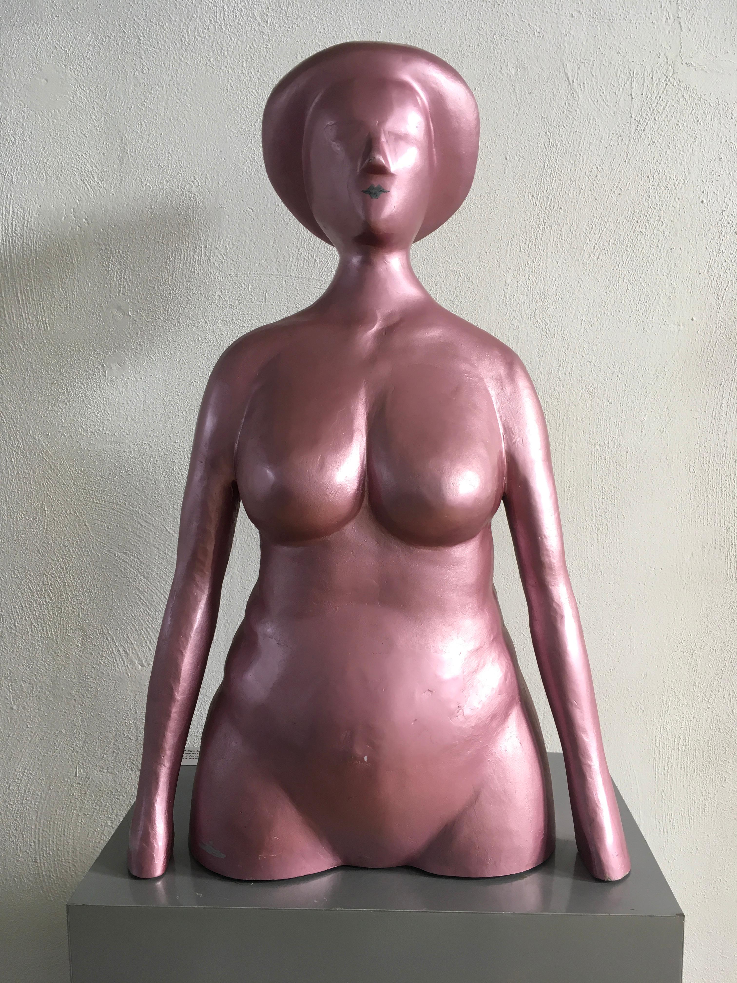 Portrait figuratif de femme méditerranéenne en aluminium laqué rose d'Ugo La Pietra