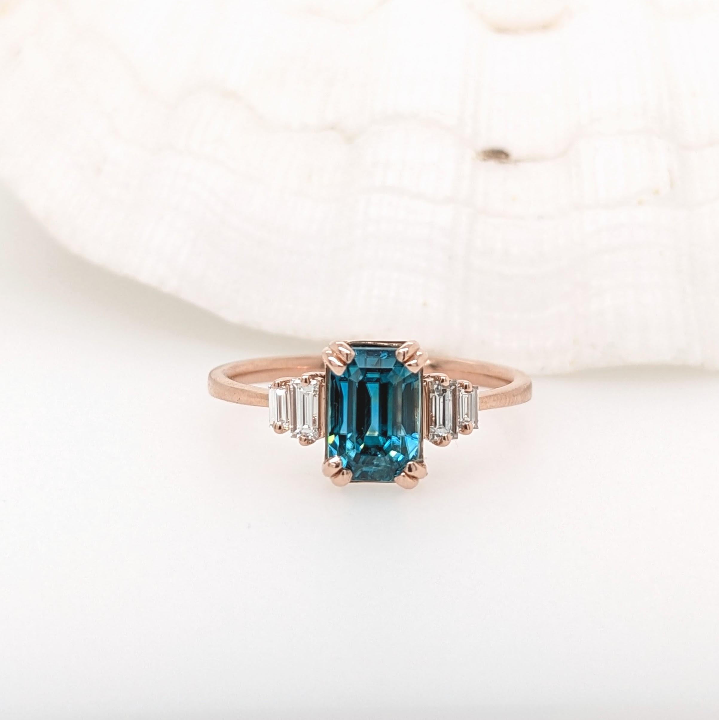 Cette bague est ornée d'un magnifique zircon bleu naturel en or rose massif 14 carats et de magnifiques diamants baguettes qui lui confèrent une allure moderne et élégante. Les zircons sont réputés pour leur indice de réfraction qui se rapproche le