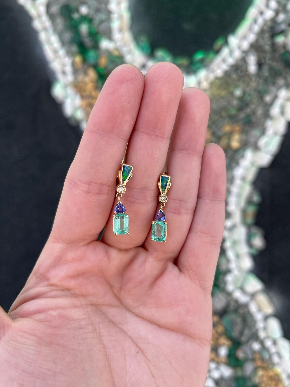 Voici nos exquises boucles d'oreilles Cascade d'élégance, un mélange harmonieux d'opulence et de sophistication. Ces boucles d'oreilles commencent par des opales enchanteresses en forme de triangle descendant, passent sans transition à des diamants