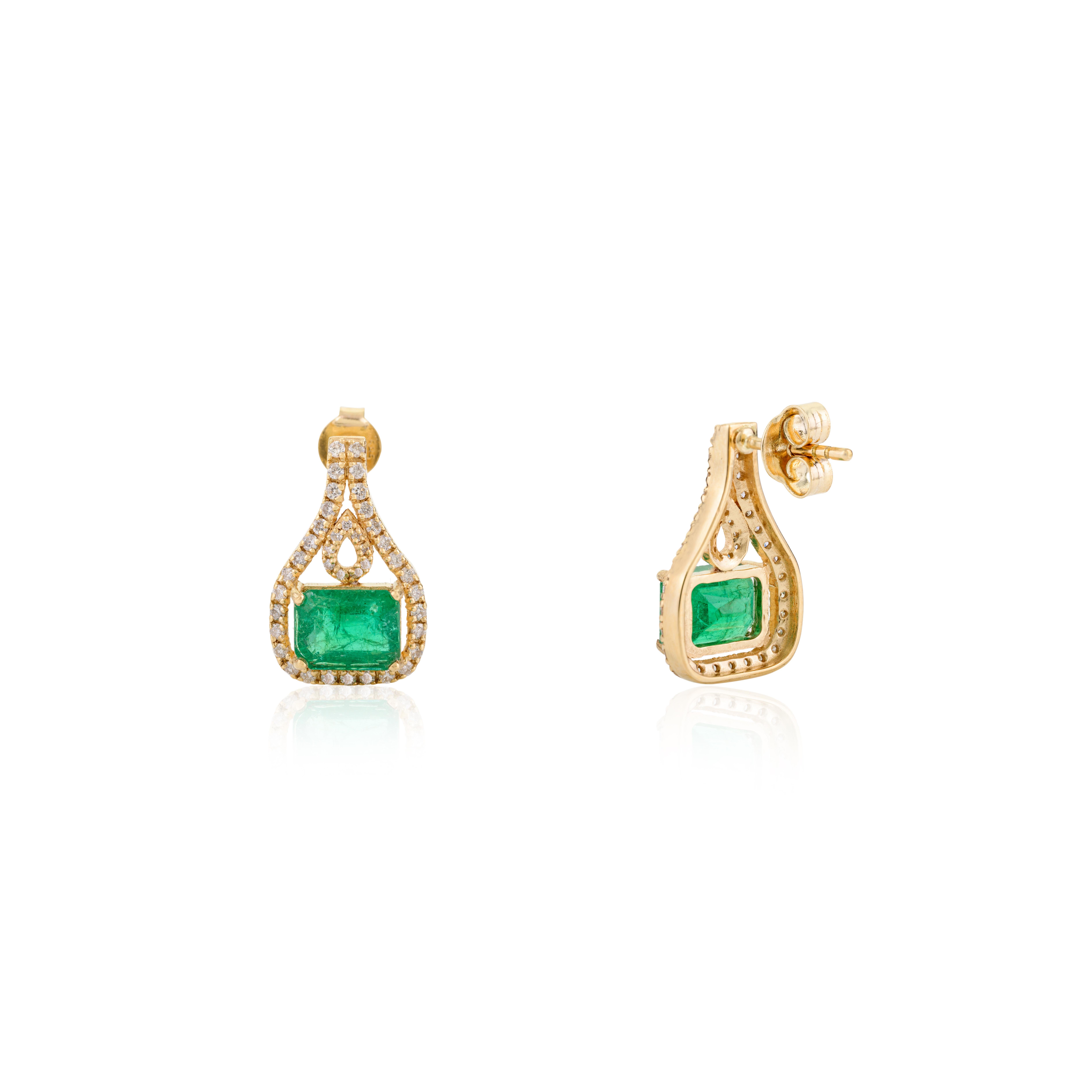 Contemporain Clous d'oreilles pour femmes en or jaune massif 18 carats avec diamants et émeraudes de 3,67 carats en vente